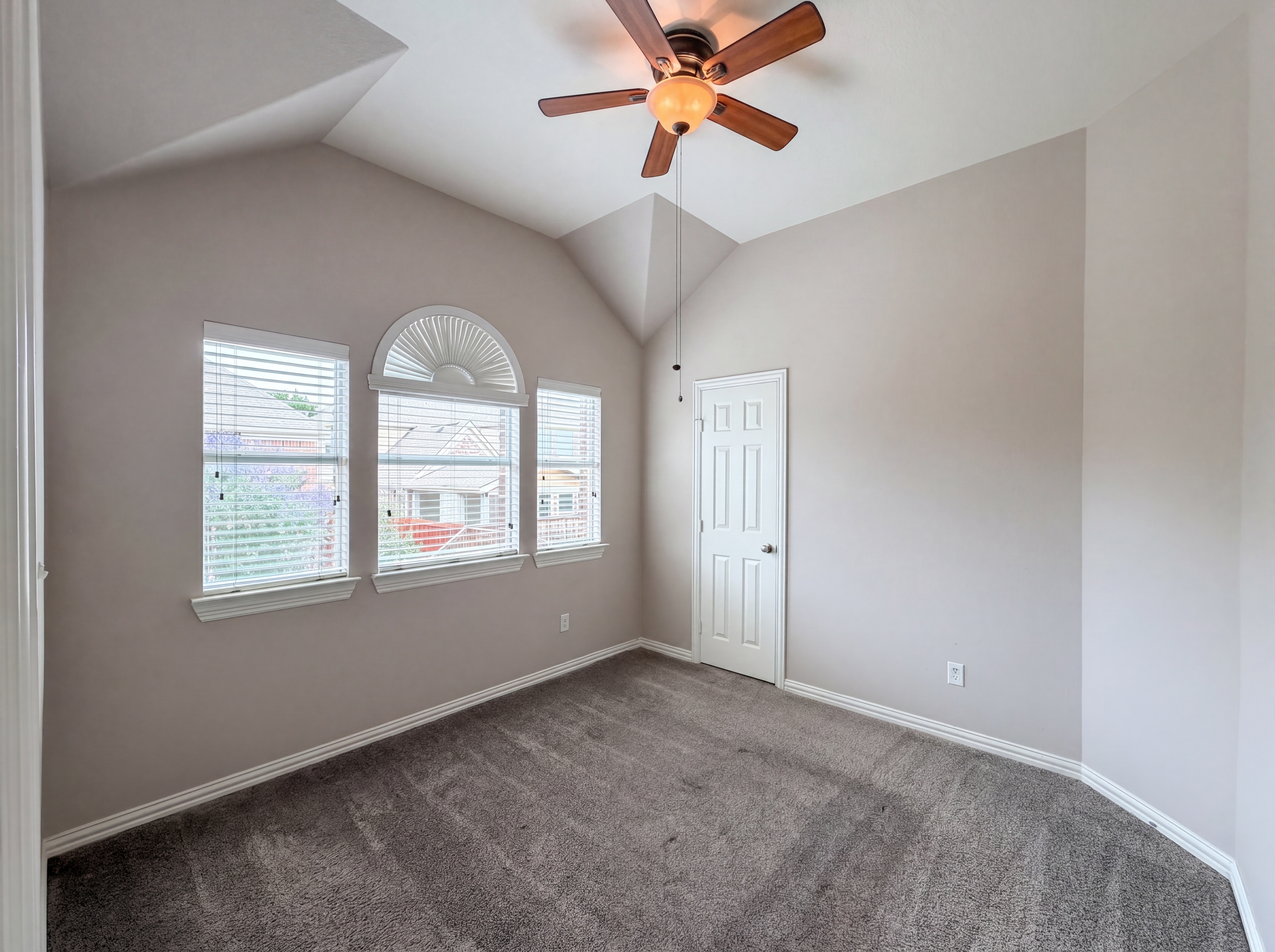 Photo 22 of 32 of 10330 Sandbar Dr, Irving, TX