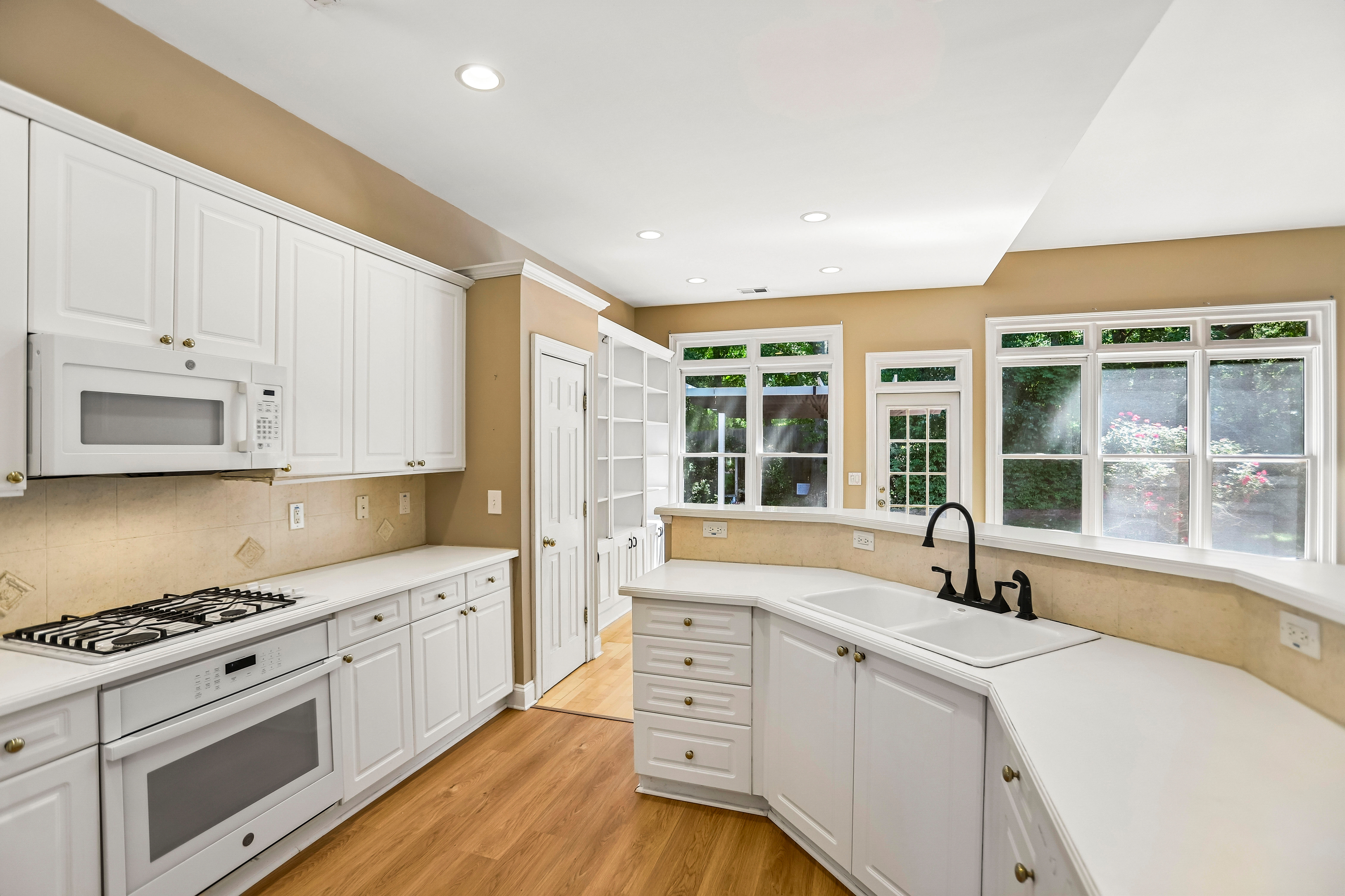 Photo 2 of 38 of 3054 Montclair Cir SE, Smyrna, GA