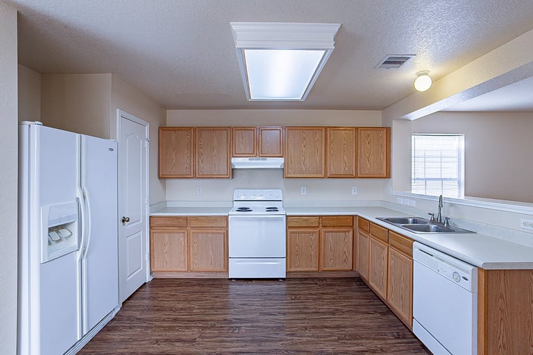 Photo 4 of 21 - 956 Marble Pt, San Antonio, TX 78251