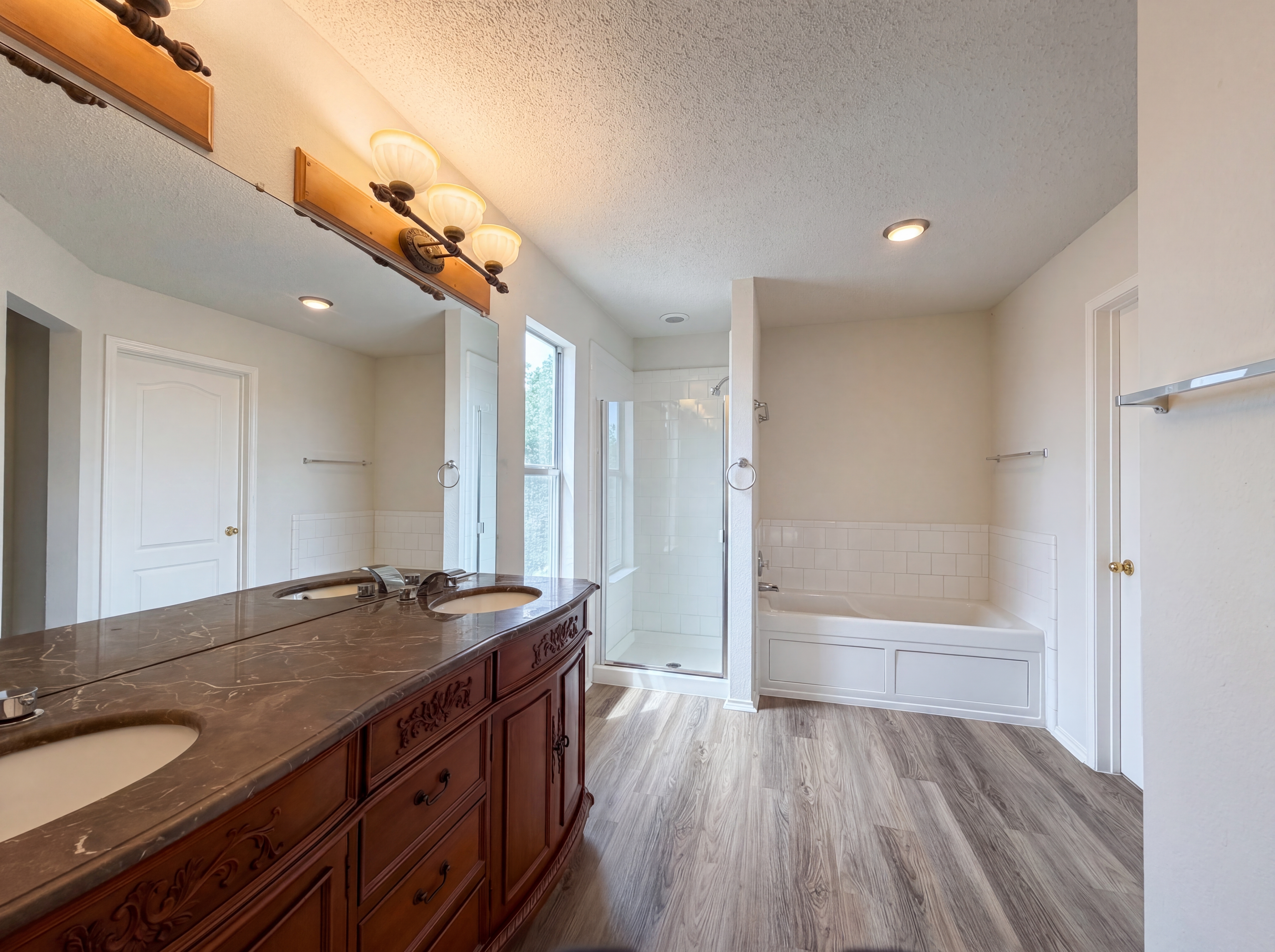 Photo 6 of 19 of 7001 Edmundson Dr, Arlington, TX