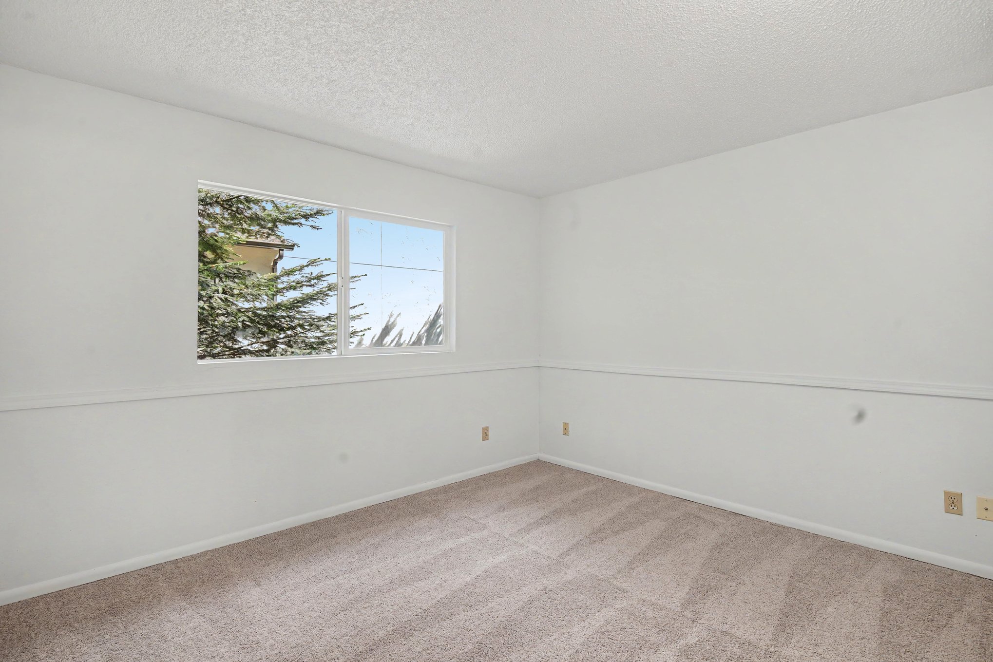 Photo 12 of 16 of 14148 74th Pl NE, Kirkland, WA