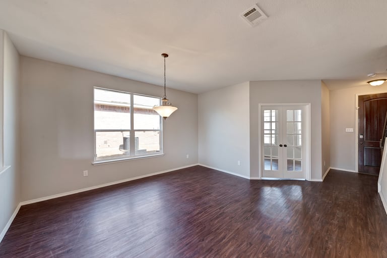 Photo 15 of 37 - 941 John Kennedy Dr, Saginaw, TX 76179