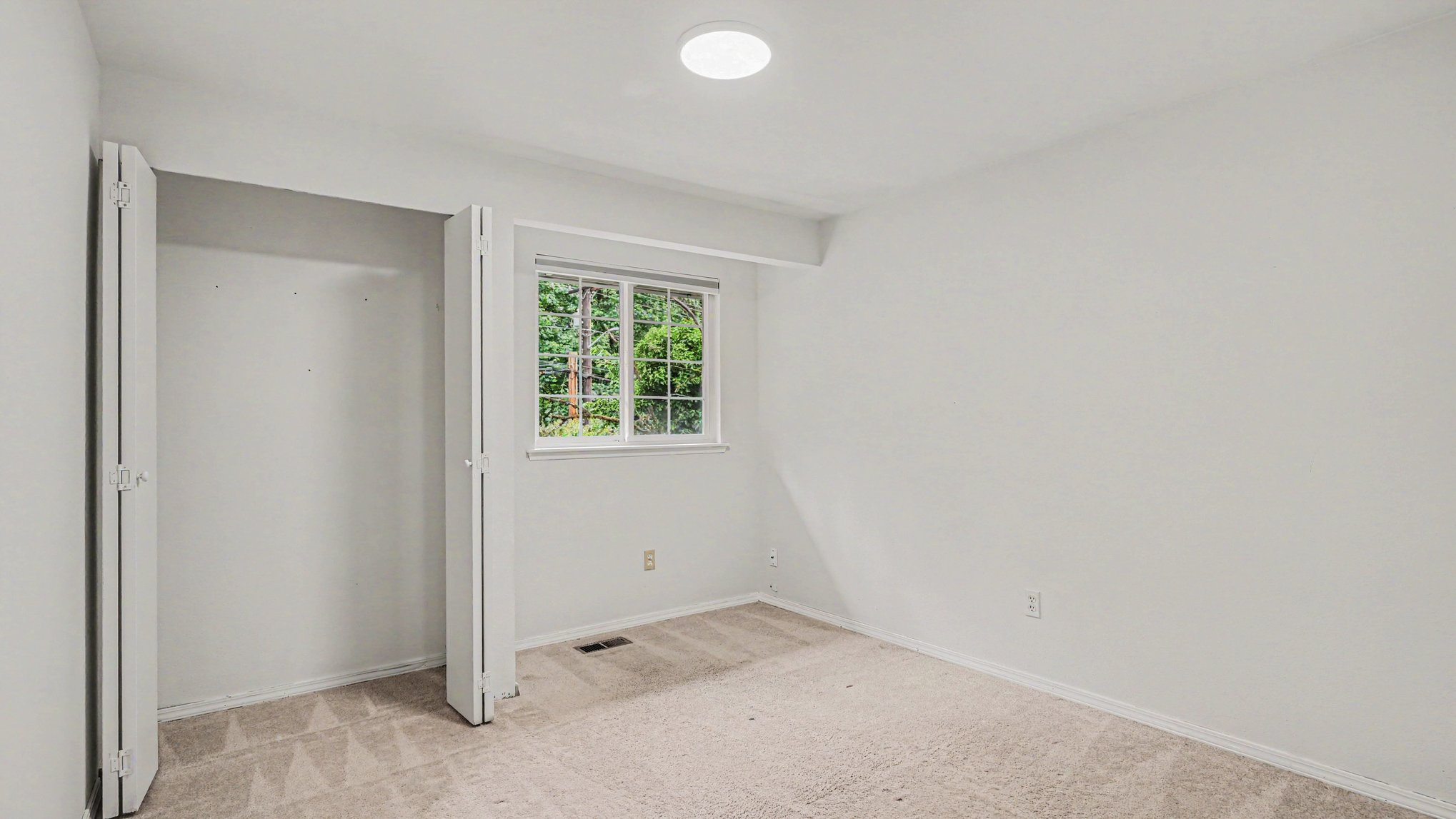 Photo 12 of 19 of 9605 NE 132nd St, Kirkland, WA