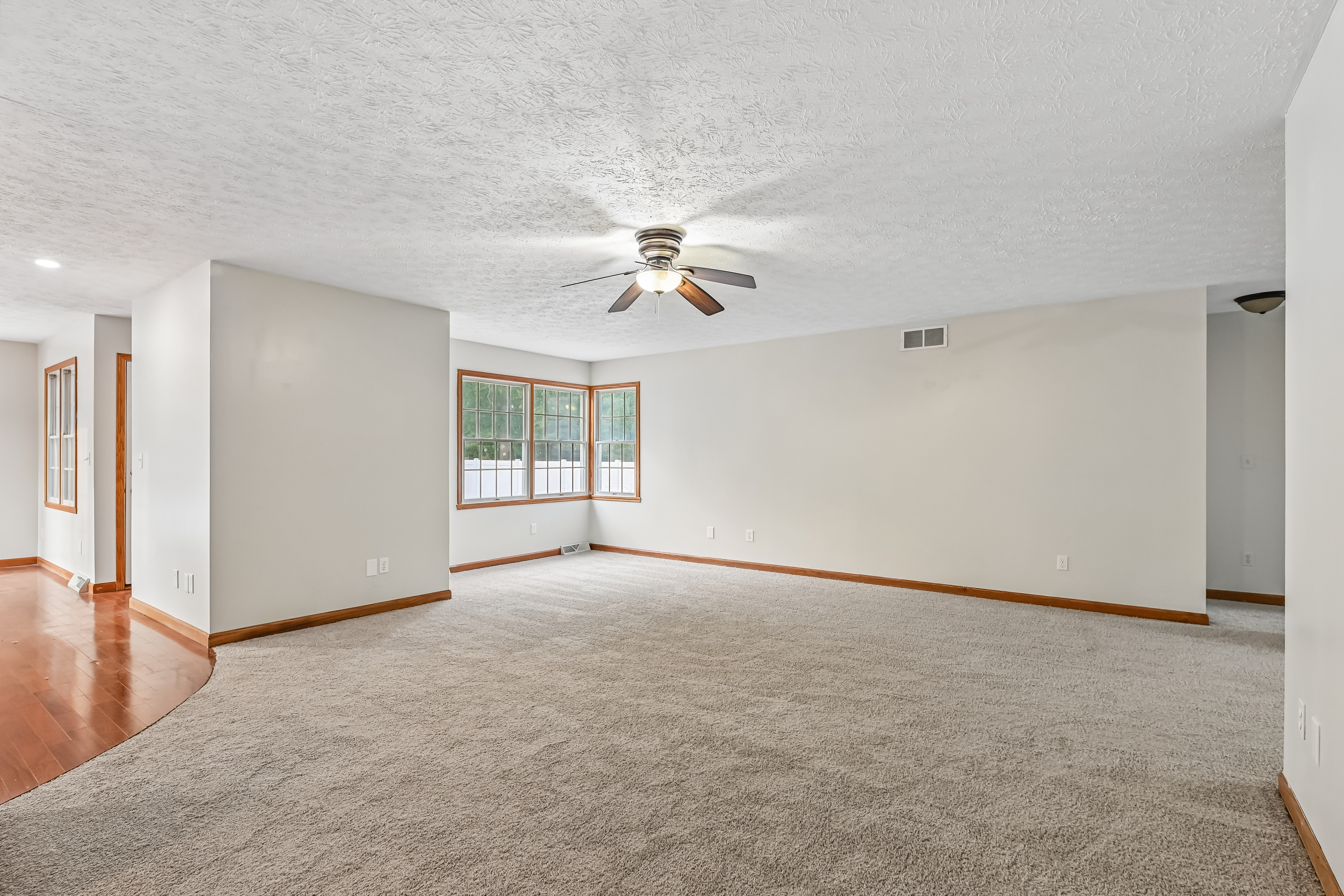 Photo 4 of 42 of 2145 Overland Ave NE, Warren, OH