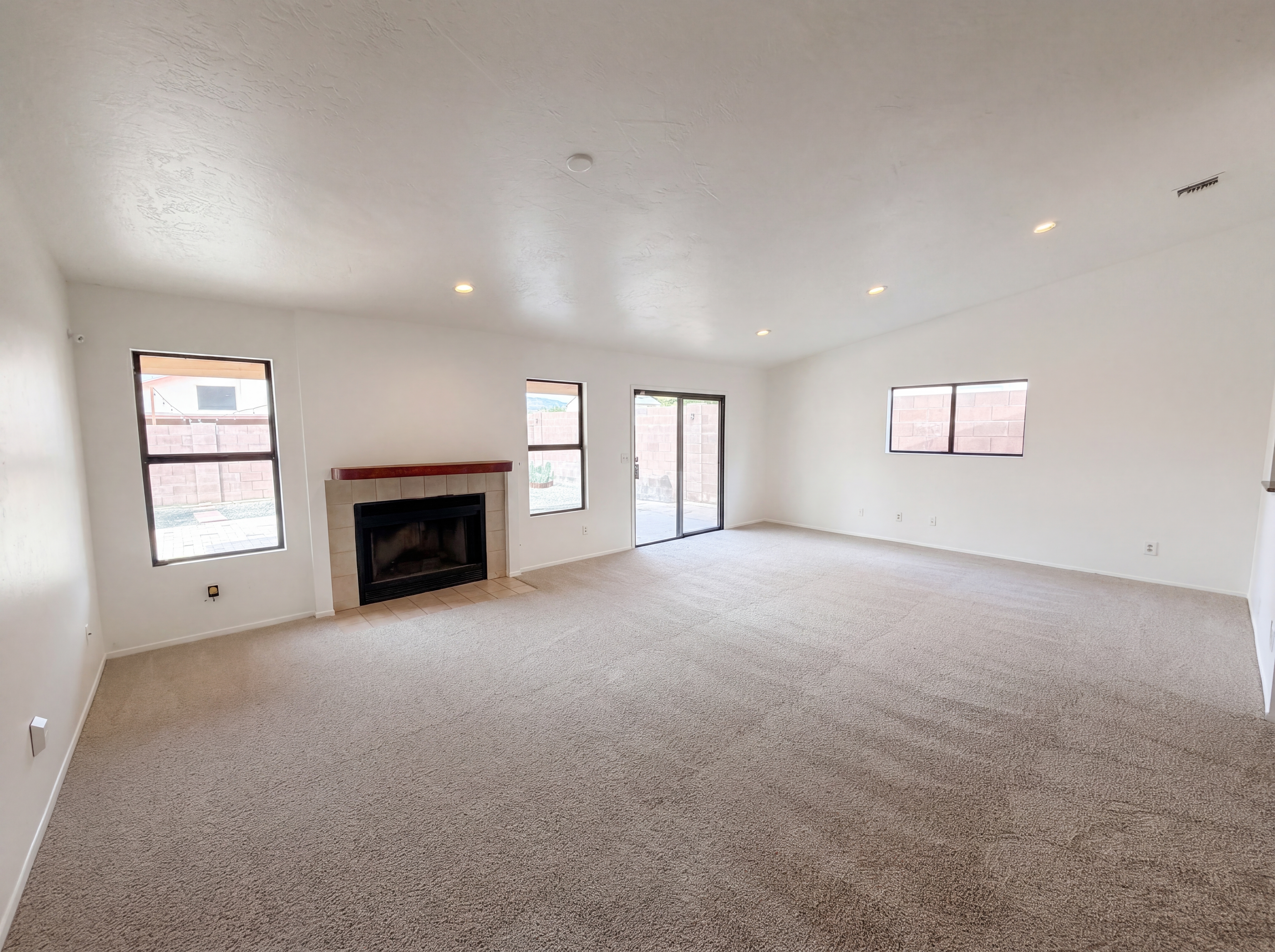 Photo 3 of 19 of 10149 E Danbury Pl, Tucson, AZ