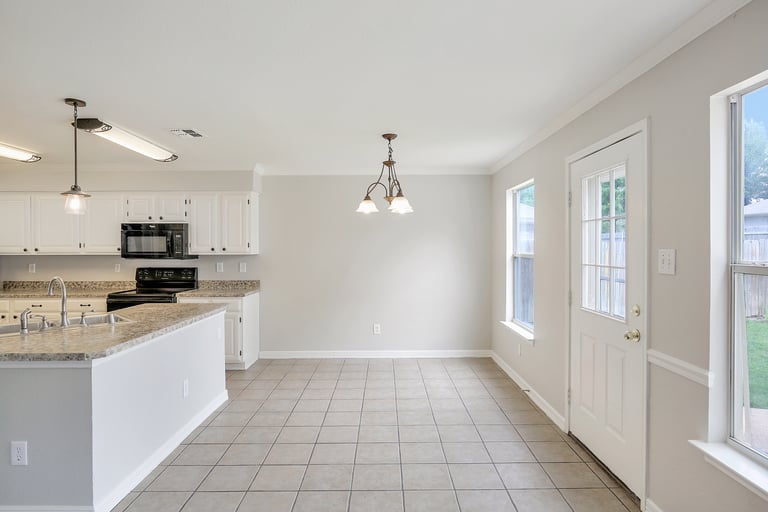 Photo 11 of 27 - 923 Silver Streak Dr, Saginaw, TX 76131