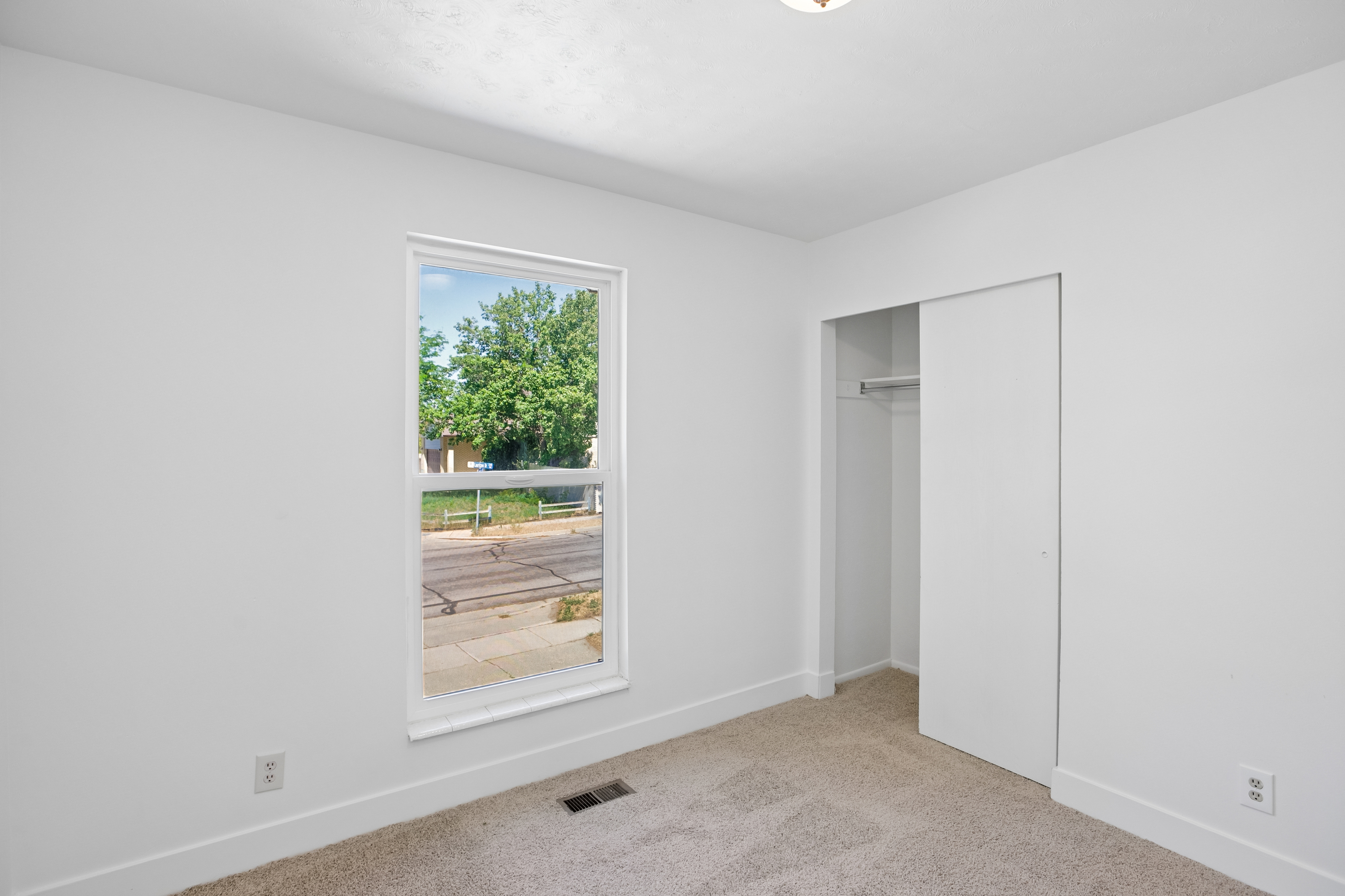 Photo 12 of 30 of 6383 S Lauritzen Dr, Taylorsville, UT