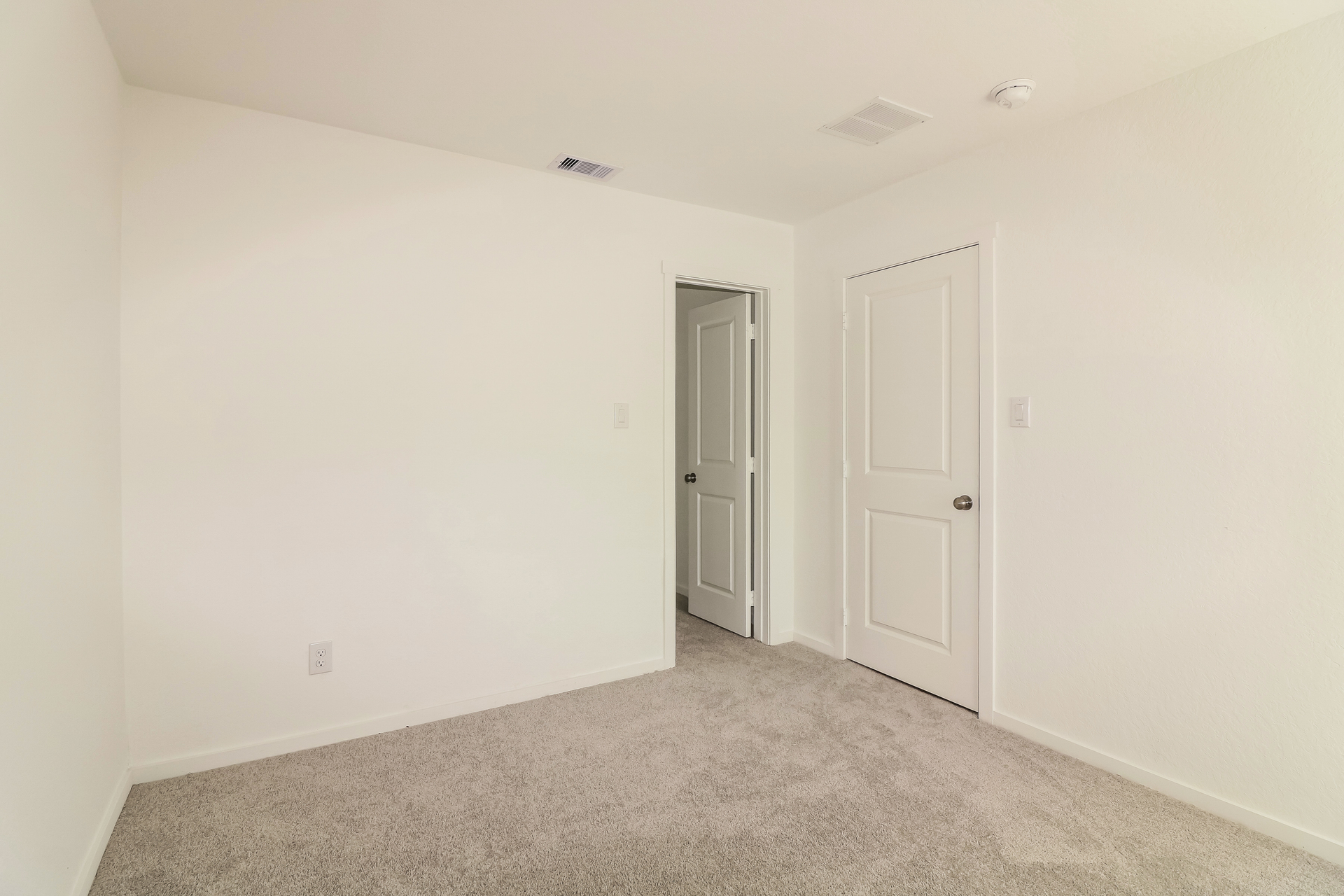 Photo 13 of 27 of 109 Meadowbrook Dr, Odem, TX