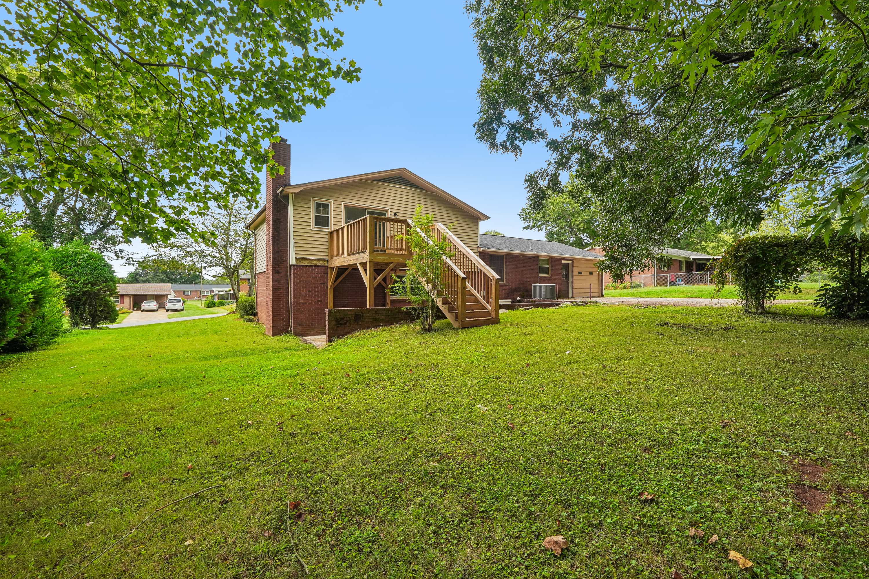 Photo 5 of 28 of 4036 Elizabeth St, Hickory, NC