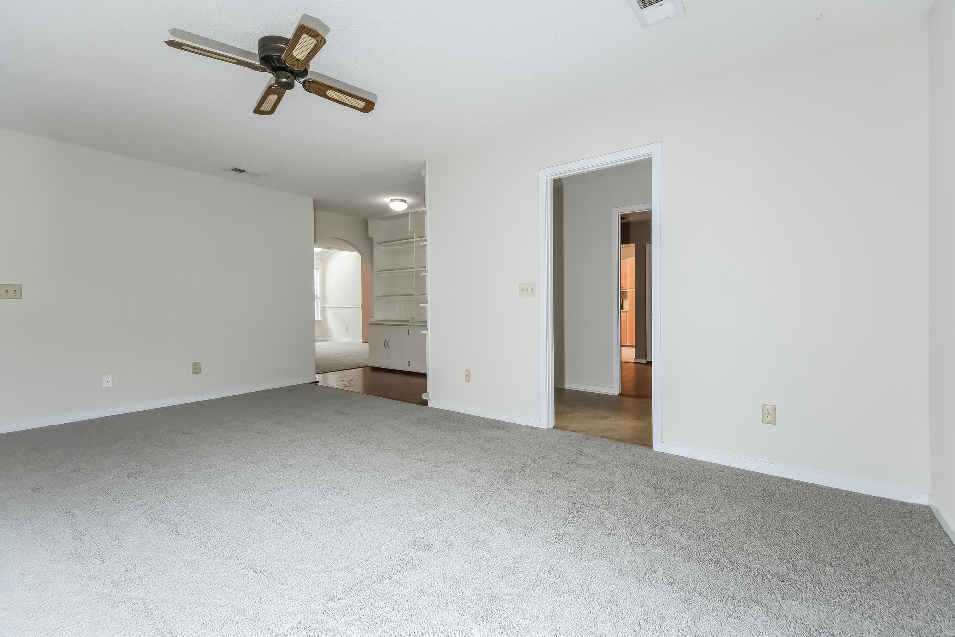 Photo 13 of 22 of 2054 Willowdale Ct, Mount Pleasant, SC