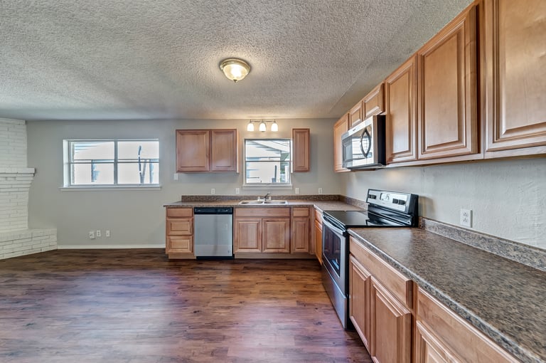 Photo 8 of 25 - 828 Livingston Dr, Hurst, TX 76053