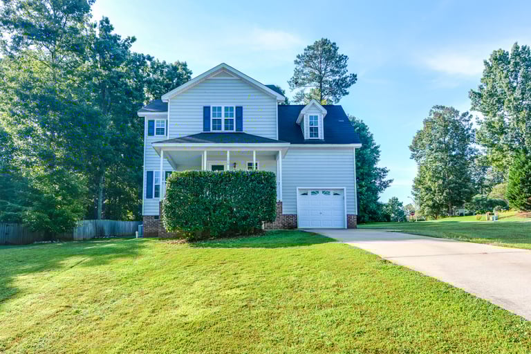Photo 2 of 16 - 100 Spring Peak Ct, Holly Springs, NC 27540