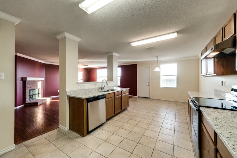 Photo 9 of 26 - 4005 German Pointer Way, Fort Worth, TX 76123