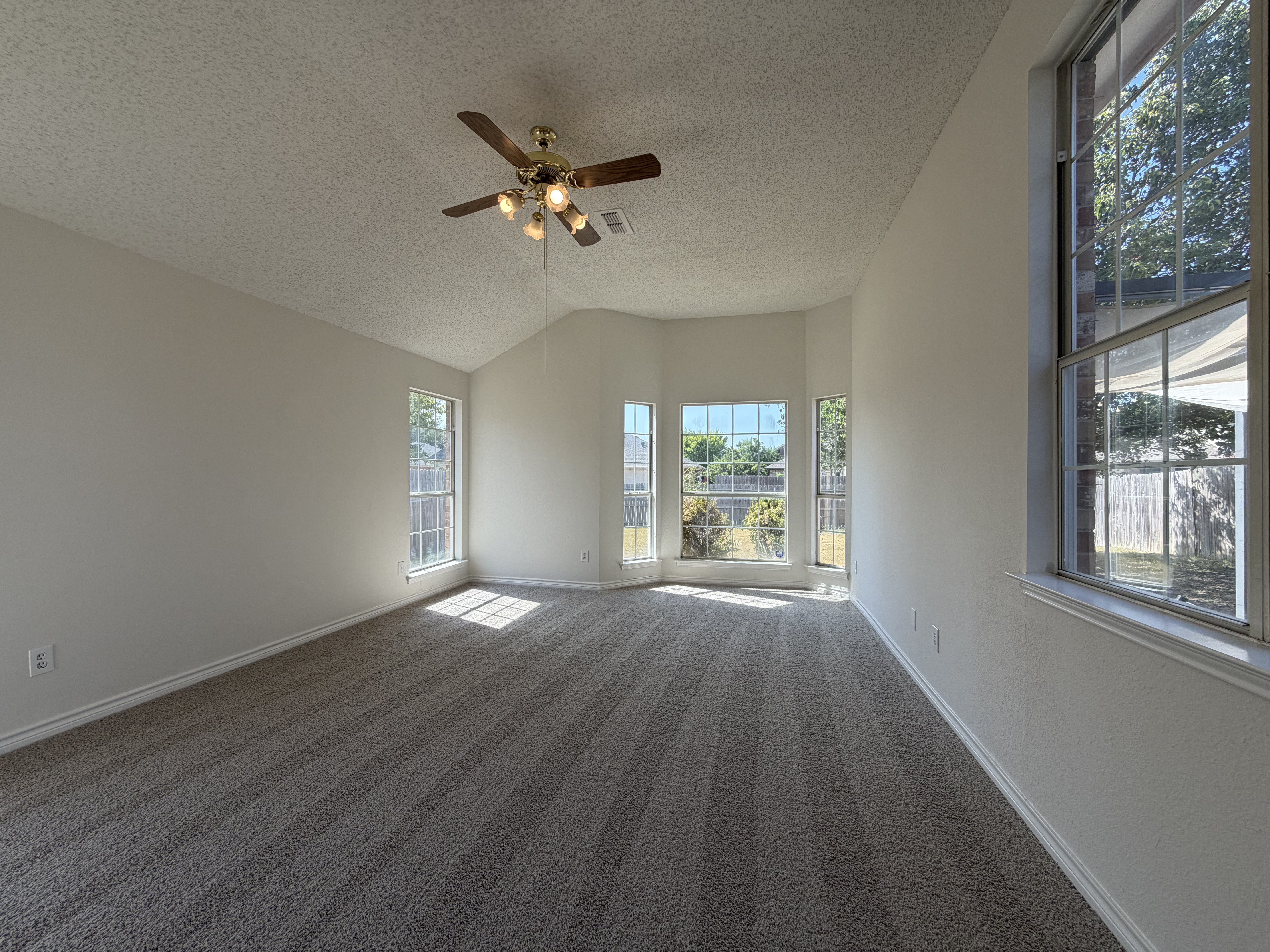 Photo 4 of 24 of 2915 Olympia Dr, Grand Prairie, TX