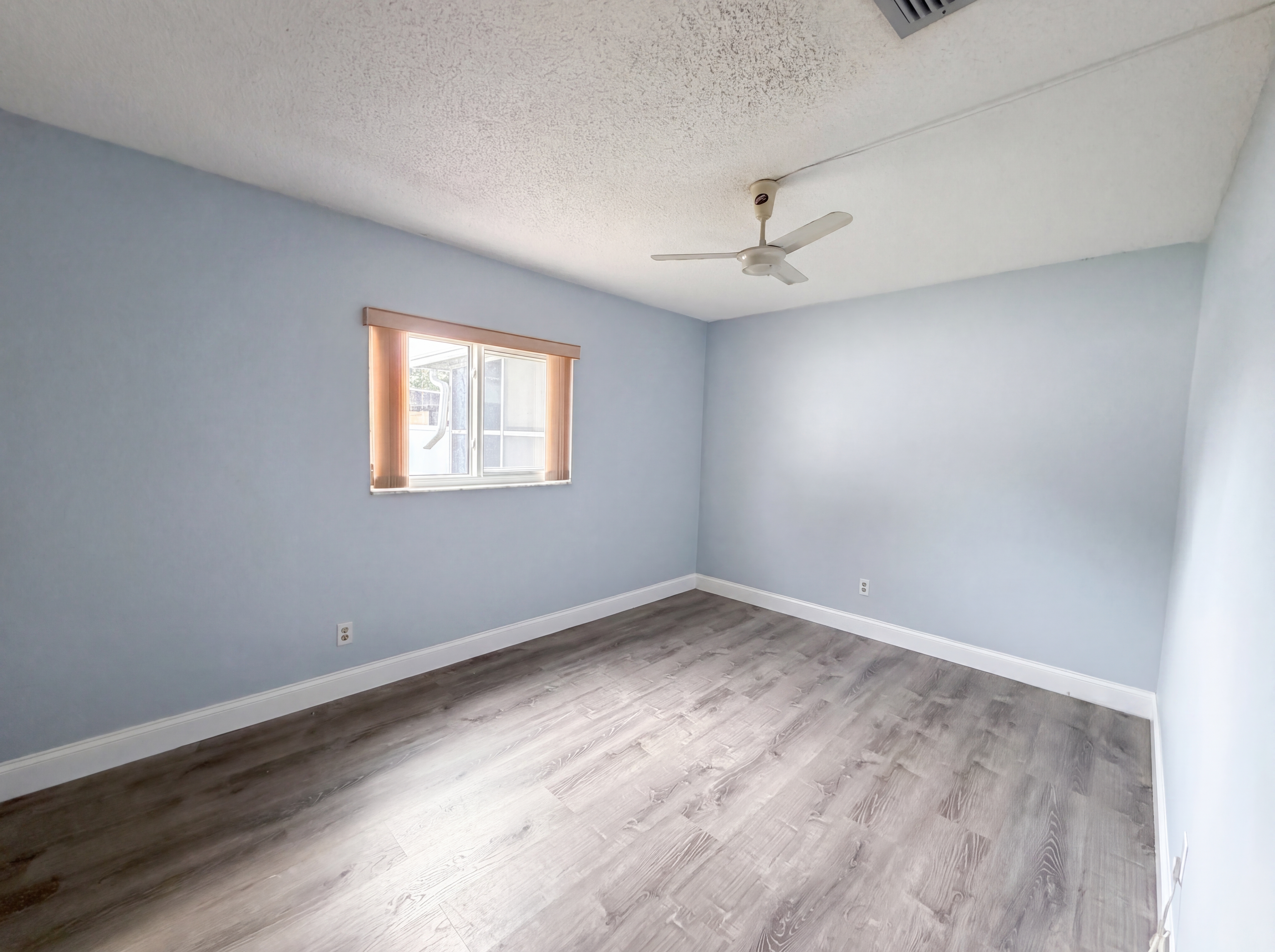 Photo 11 of 21 of 9605 NW 81st St, Tamarac, FL
