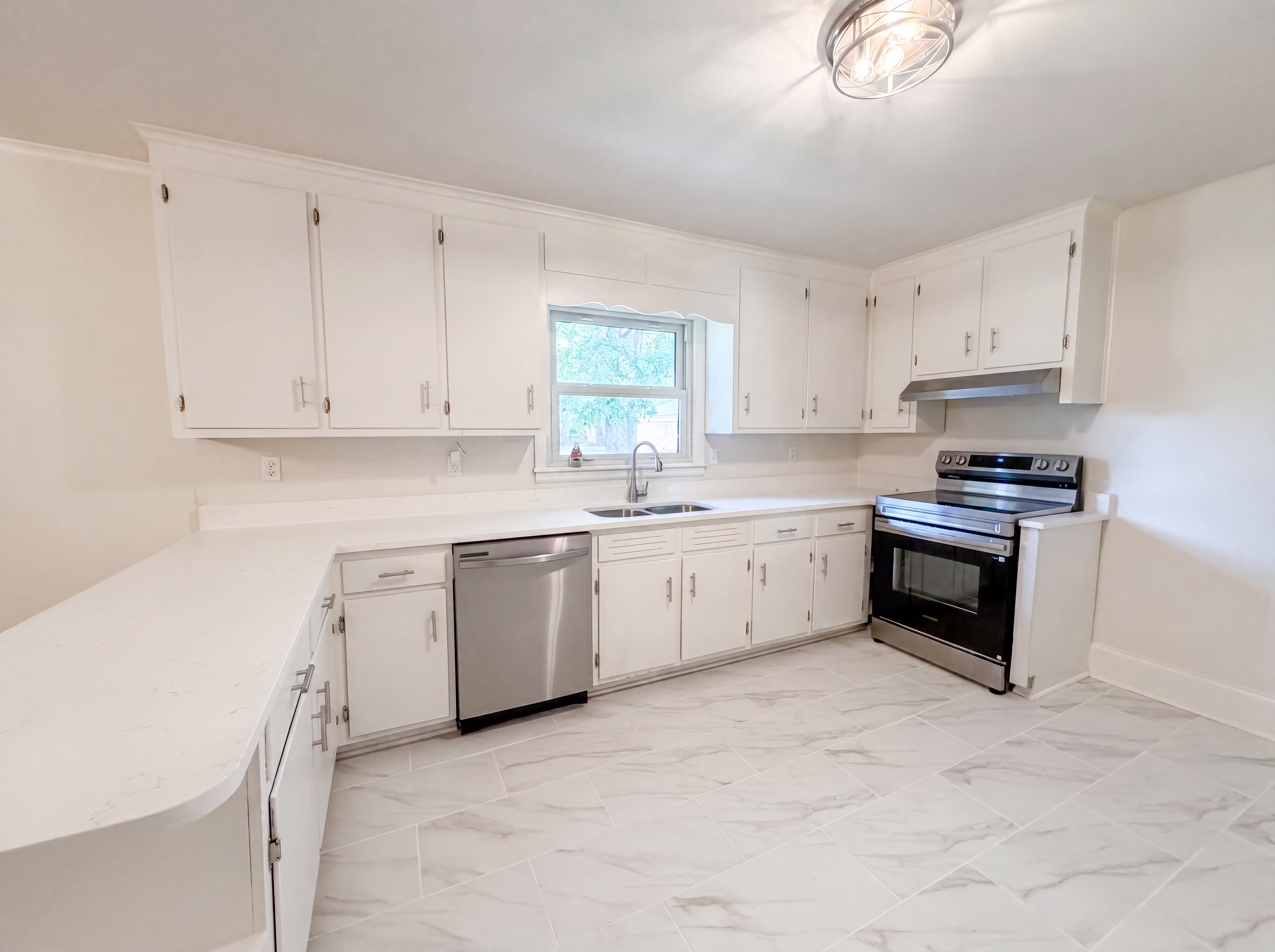 Photo 2 of 17 of 1911 Amberhill Ln, Charlotte, NC