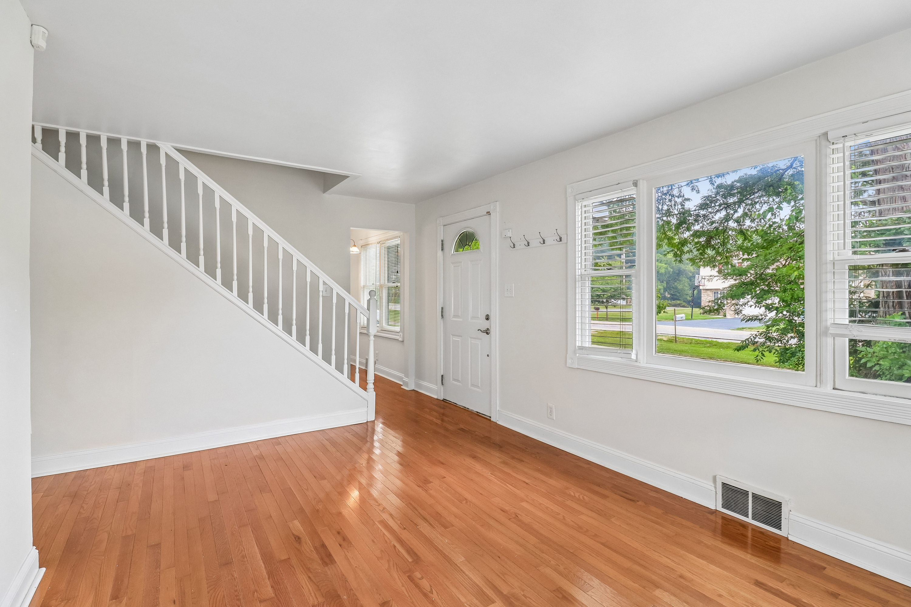 Photo 3 of 35 of 4811 Roslyn Rd, Downers Grove, IL