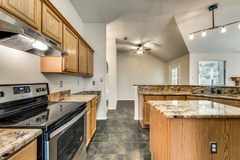 Photo 6 of 29 - 1003 Bonanza Dr, Arlington, TX 76001