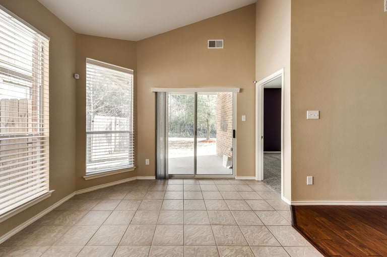 Photo 13 of 28 - 7254 Summit Parc Dr, Dallas, TX 75249