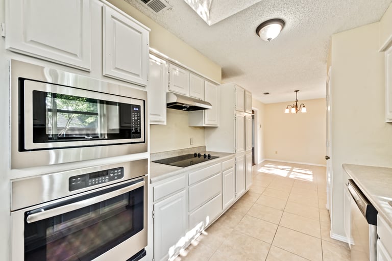 Photo 5 of 31 - 702 Meadowglen Cir, Coppell, TX 75019