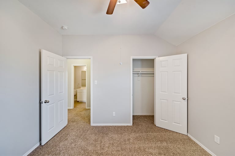 Photo 20 of 25 - 5516 Creek Hill Ln, Fort Worth, TX 76179