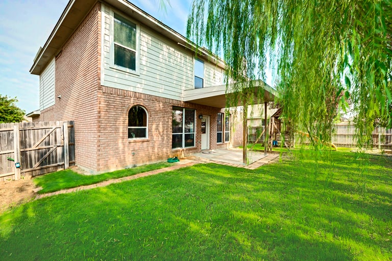 Photo 6 of 26 - 10516 Cloisters Dr, Fort Worth, TX 76131