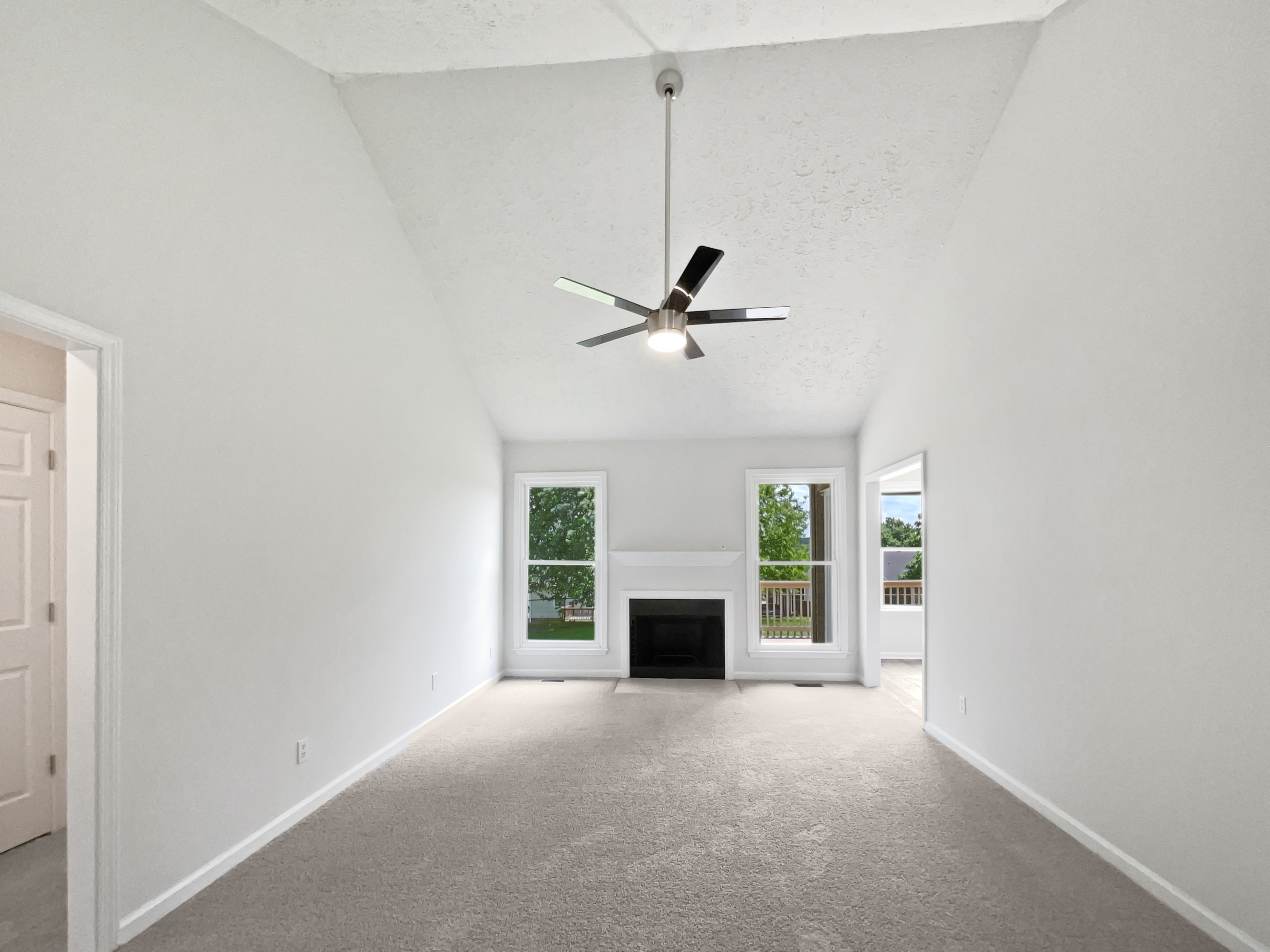 Photo 3 of 21 of 1317 Sonja Dr, Clarksville, TN
