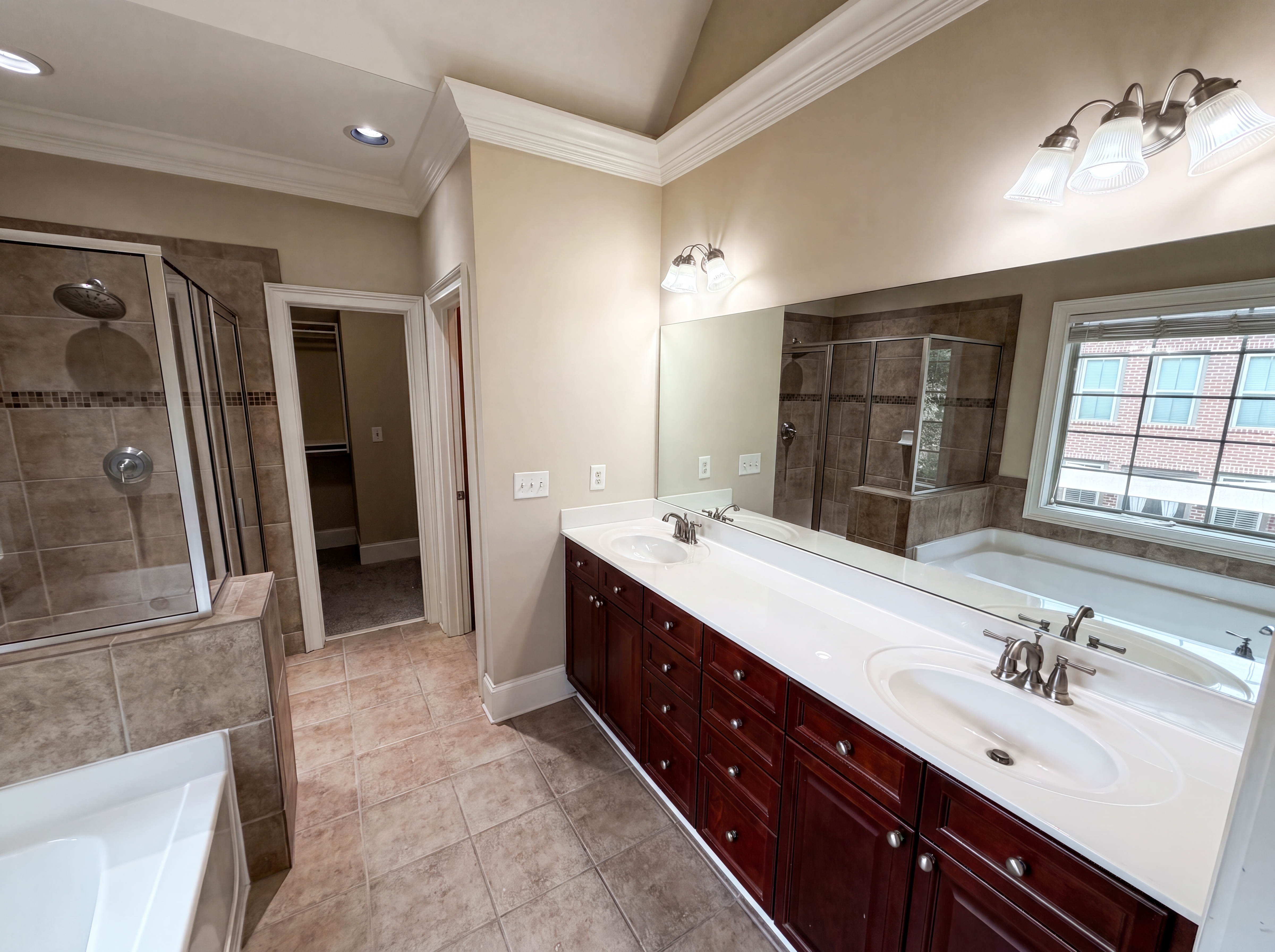 Photo 11 of 33 of 2370 Crescent Park Ct, Atlanta, GA
