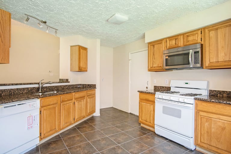 Photo 2 of 17 - 319 Richvale Ln, Webster, TX 77598