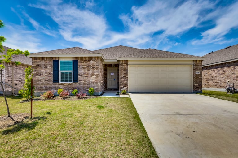 Photo 1 of 27 - 1104 Rivers Creek Ln, Little Elm, TX 75068