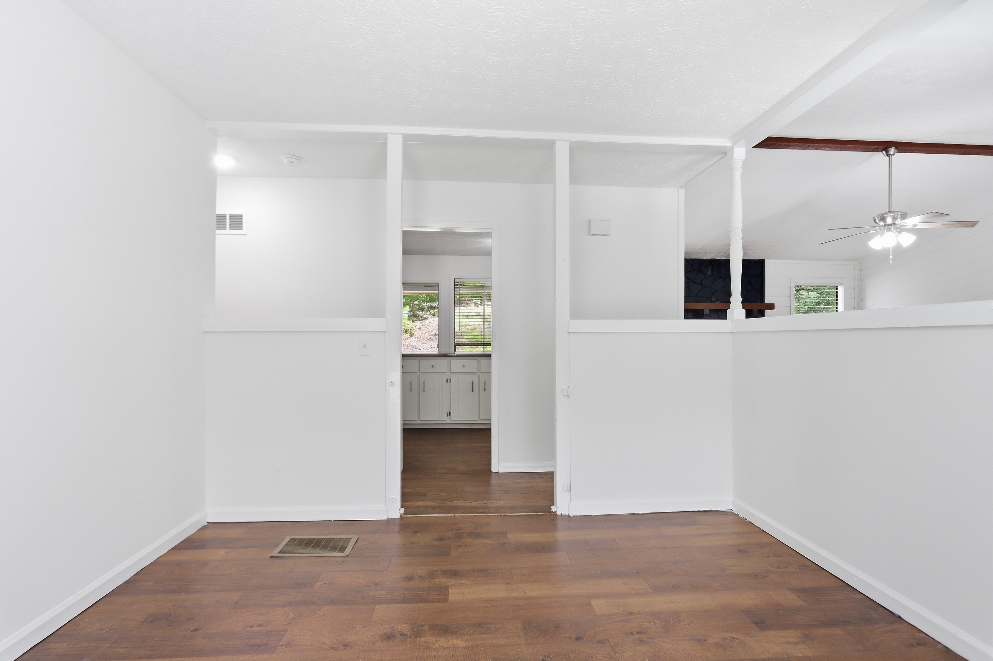 Photo 14 of 32 of 124 Creekview Dr, Woodstock, GA