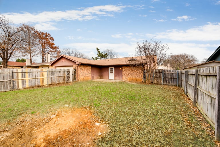 Photo 6 of 29 - 1426 Westwood Dr, Lewisville, TX 75067