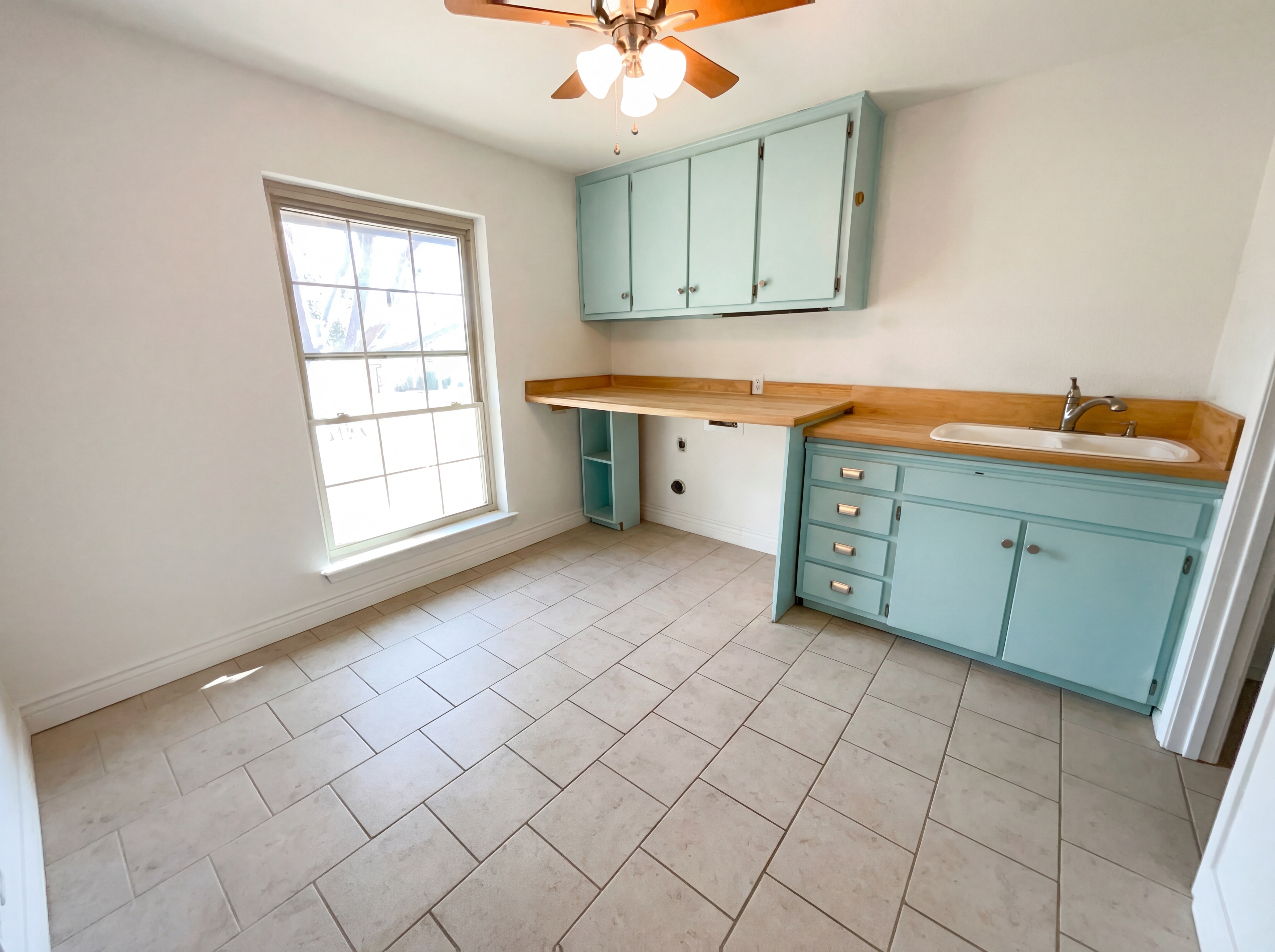 Photo 11 of 19 of 401 Kenshire Dr, Benbrook, TX