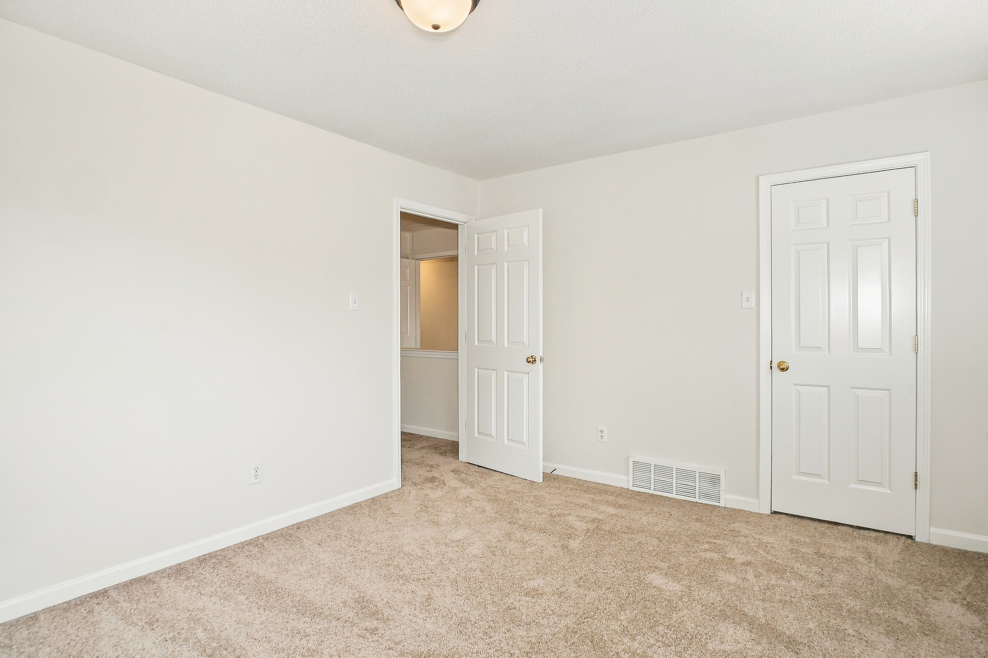 Photo 17 of 28 of 5634 Tulip Grove Dr, Memphis, TN