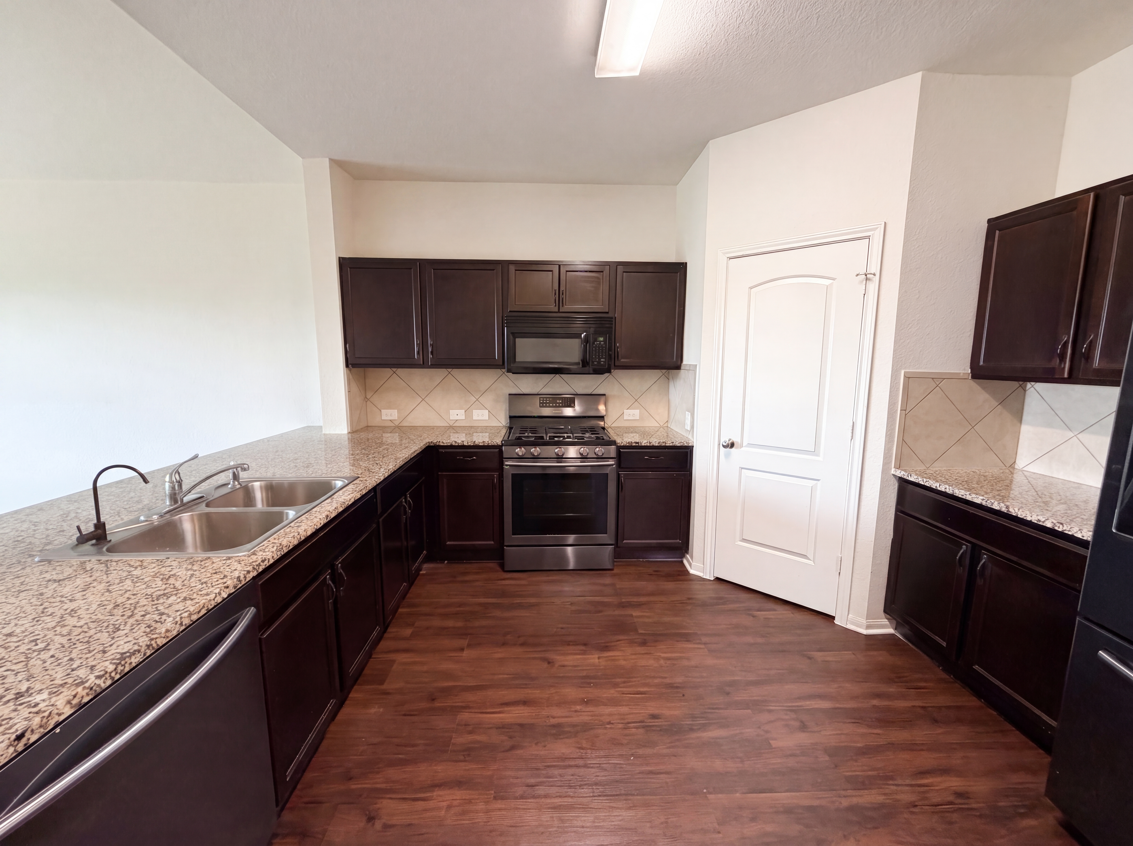 Photo 2 of 23 of 706 Luna Vista Dr, Hutto, TX