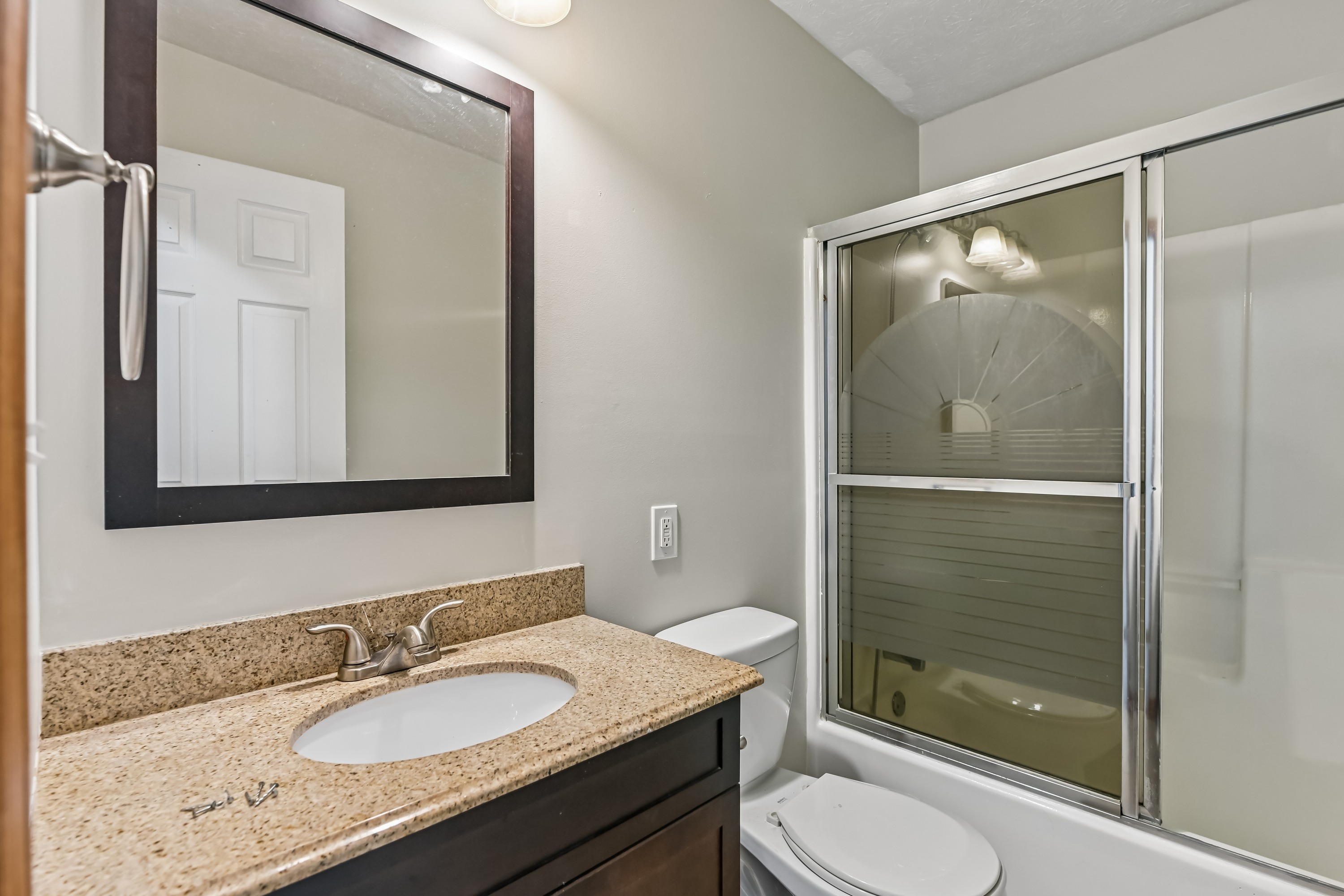 Photo 6 of 42 of 2145 Overland Ave NE, Warren, OH