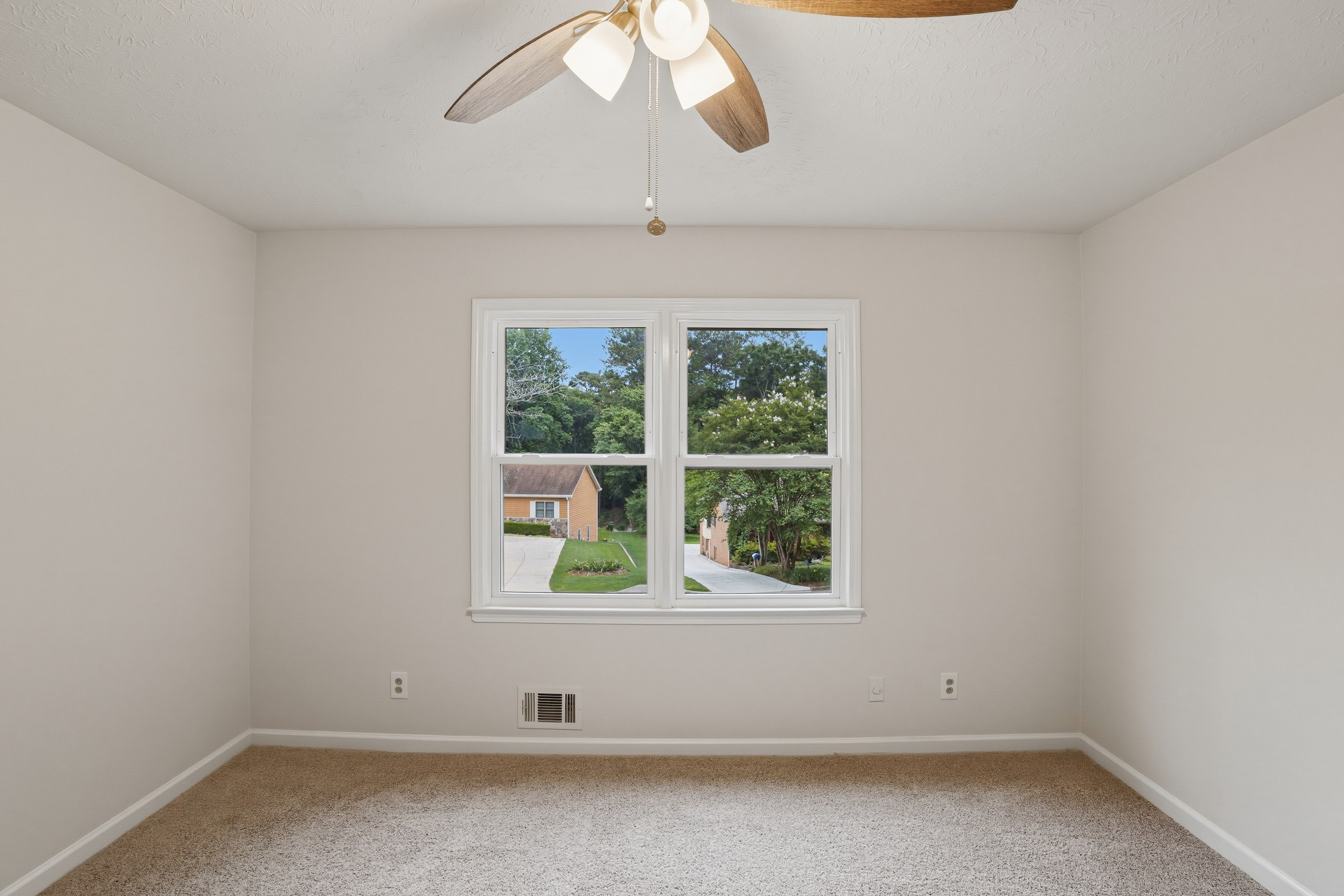 Photo 14 of 37 of 3839 Cotswold Dr , Lilburn, GA