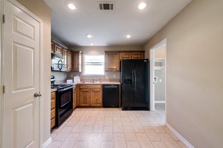 Photo 9 of 29 - 613 Rosario Ln, Haslet, TX 76052