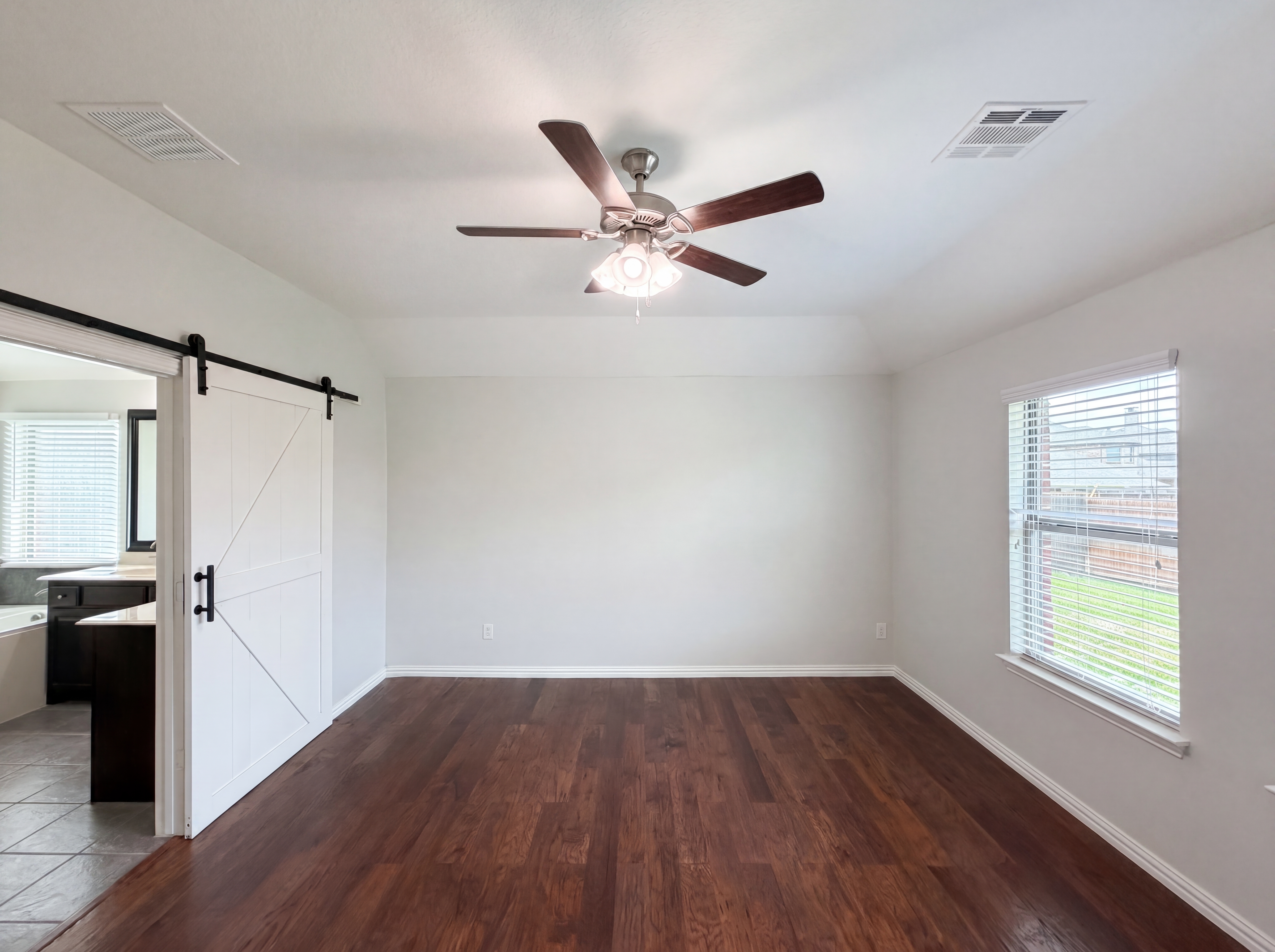 Photo 16 of 20 of 709 Ravenwood Dr, Saginaw, TX