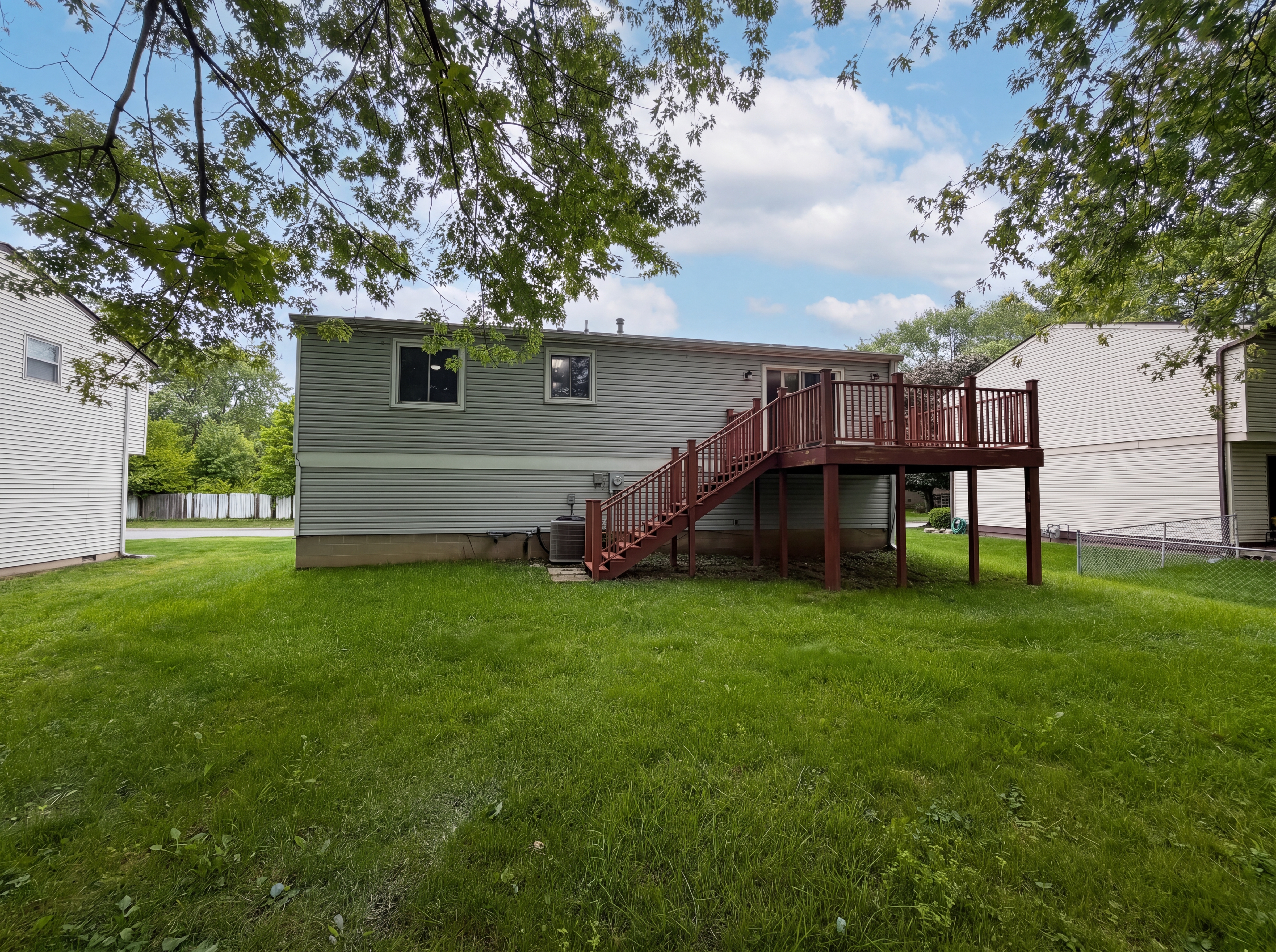 Photo 5 of 18 of 918 Bremerton Dr, Indianapolis, IN