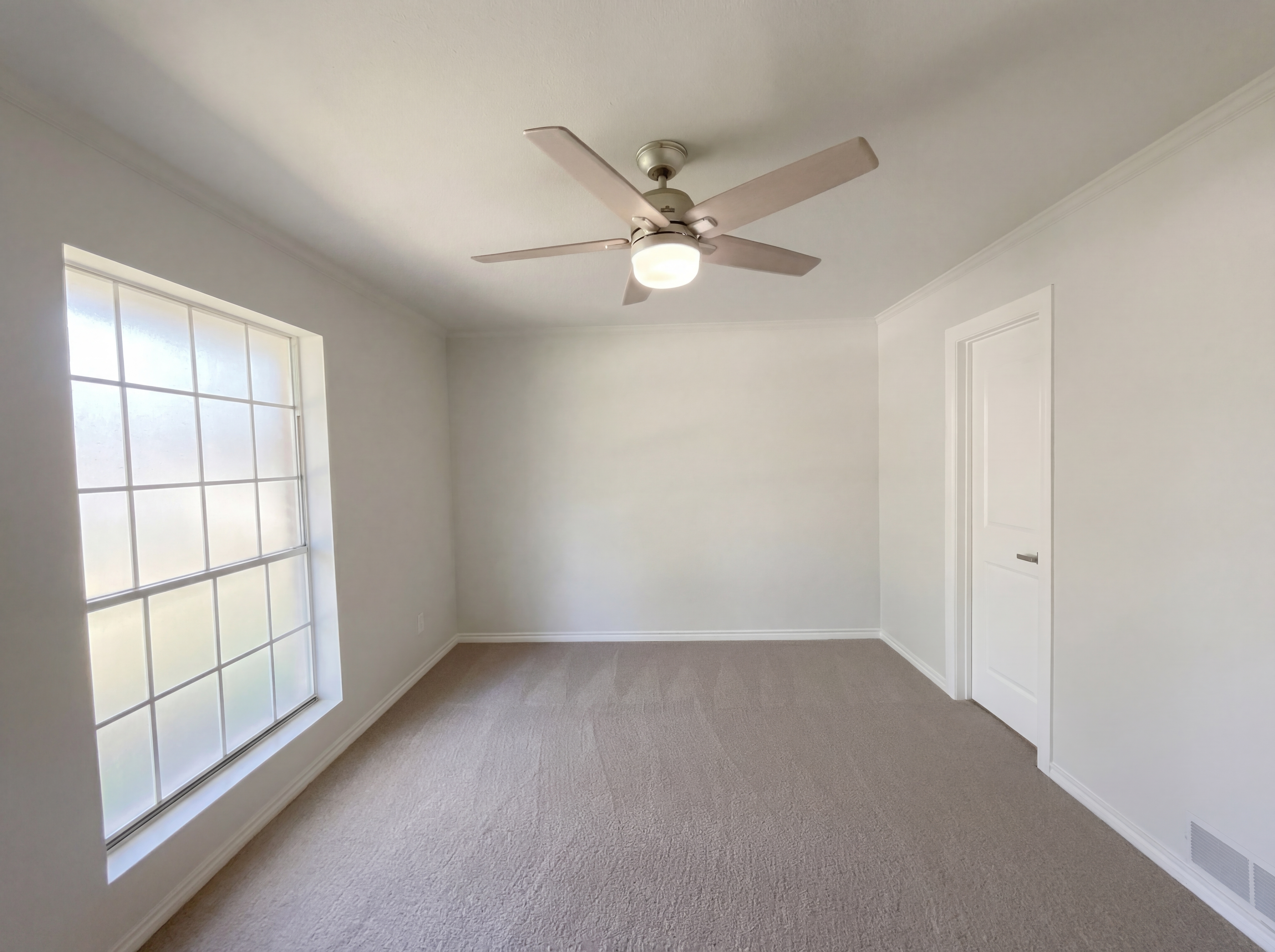 Photo 4 of 19 of 2800 N Surrey Dr, Carrollton, TX