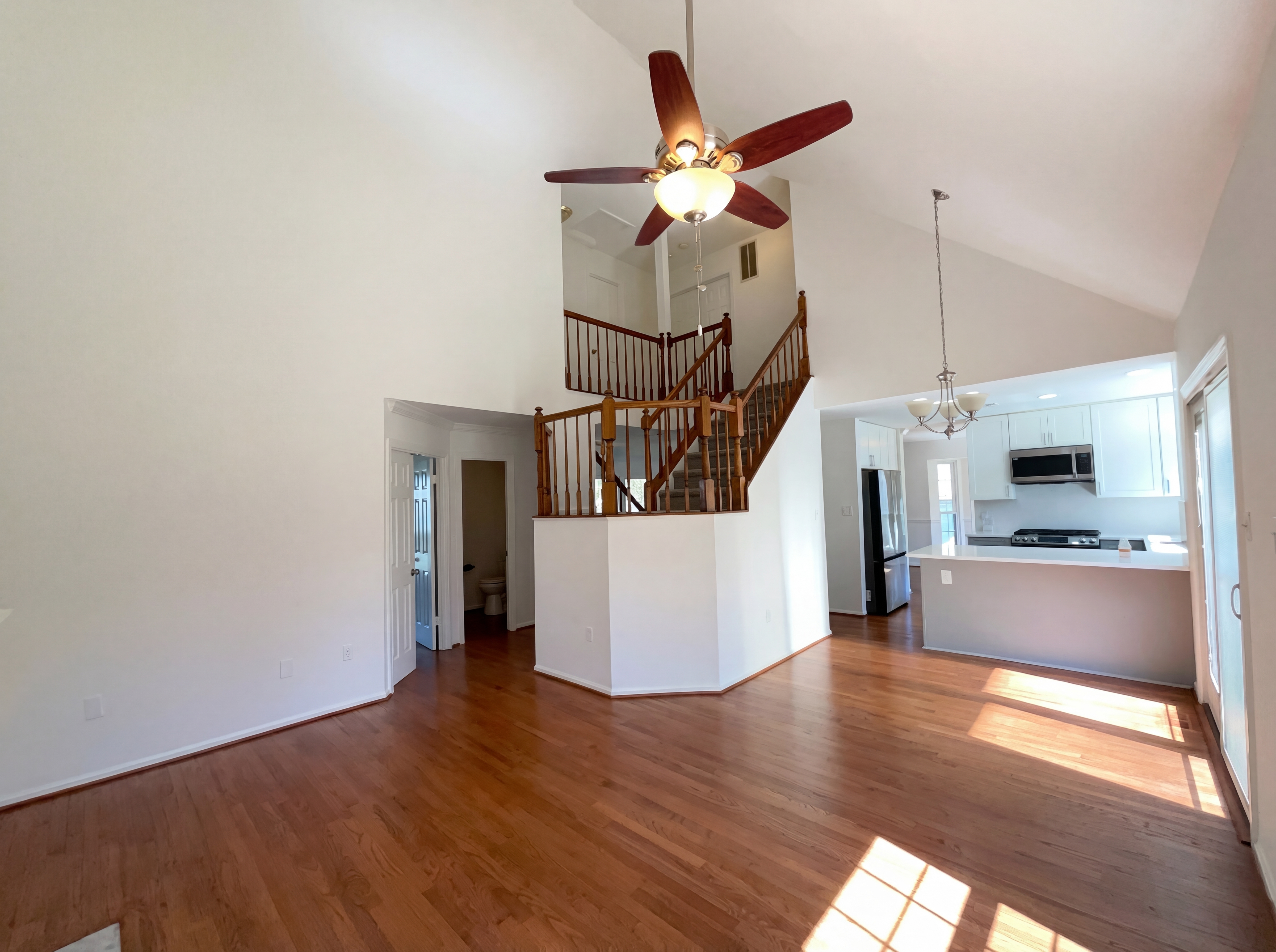 Photo 18 of 48 of 13907 Castle Ct, Chantilly, VA