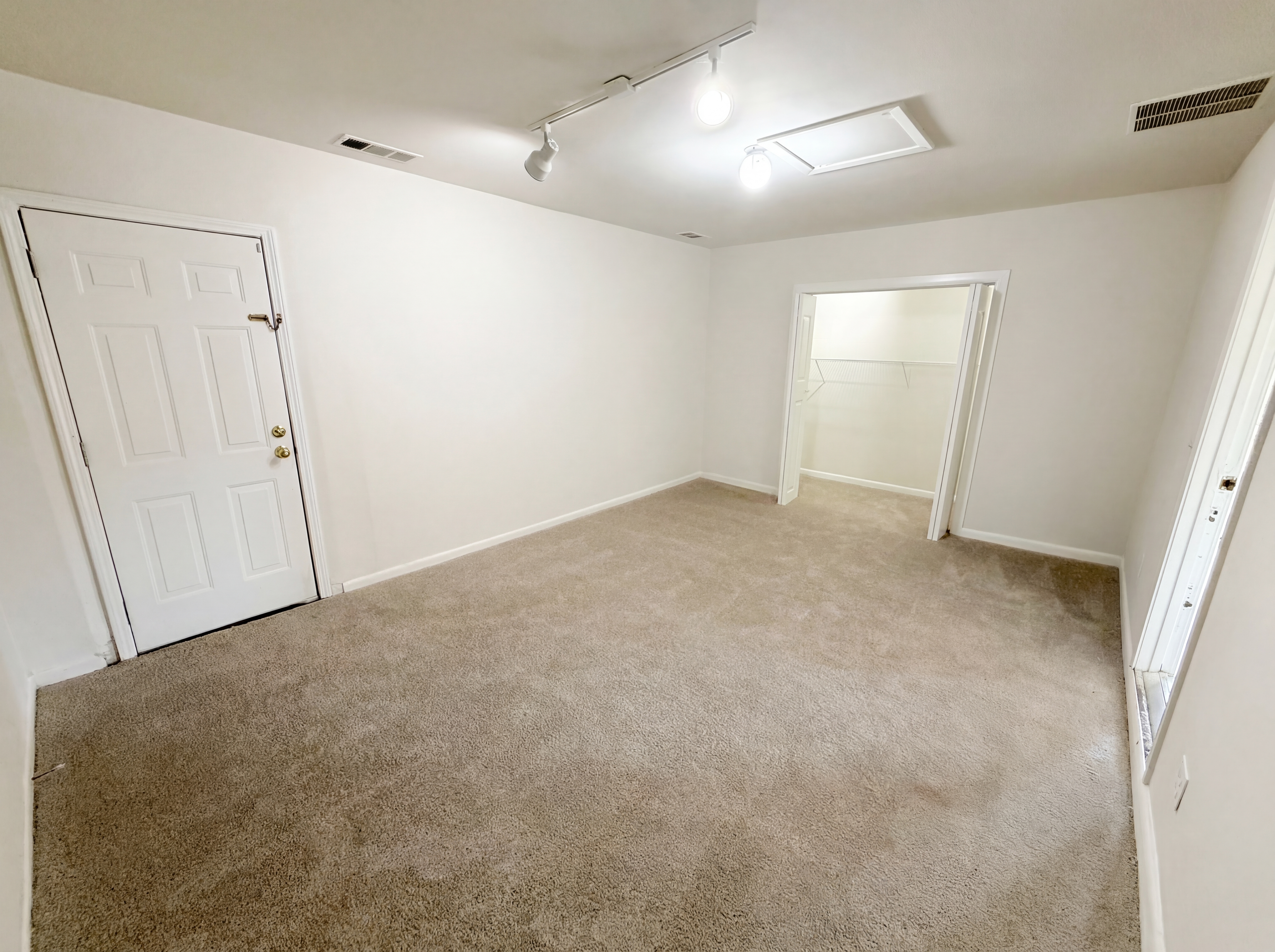 Photo 4 of 31 of 4727 Garden Hills Dr, Stone Mountain, GA