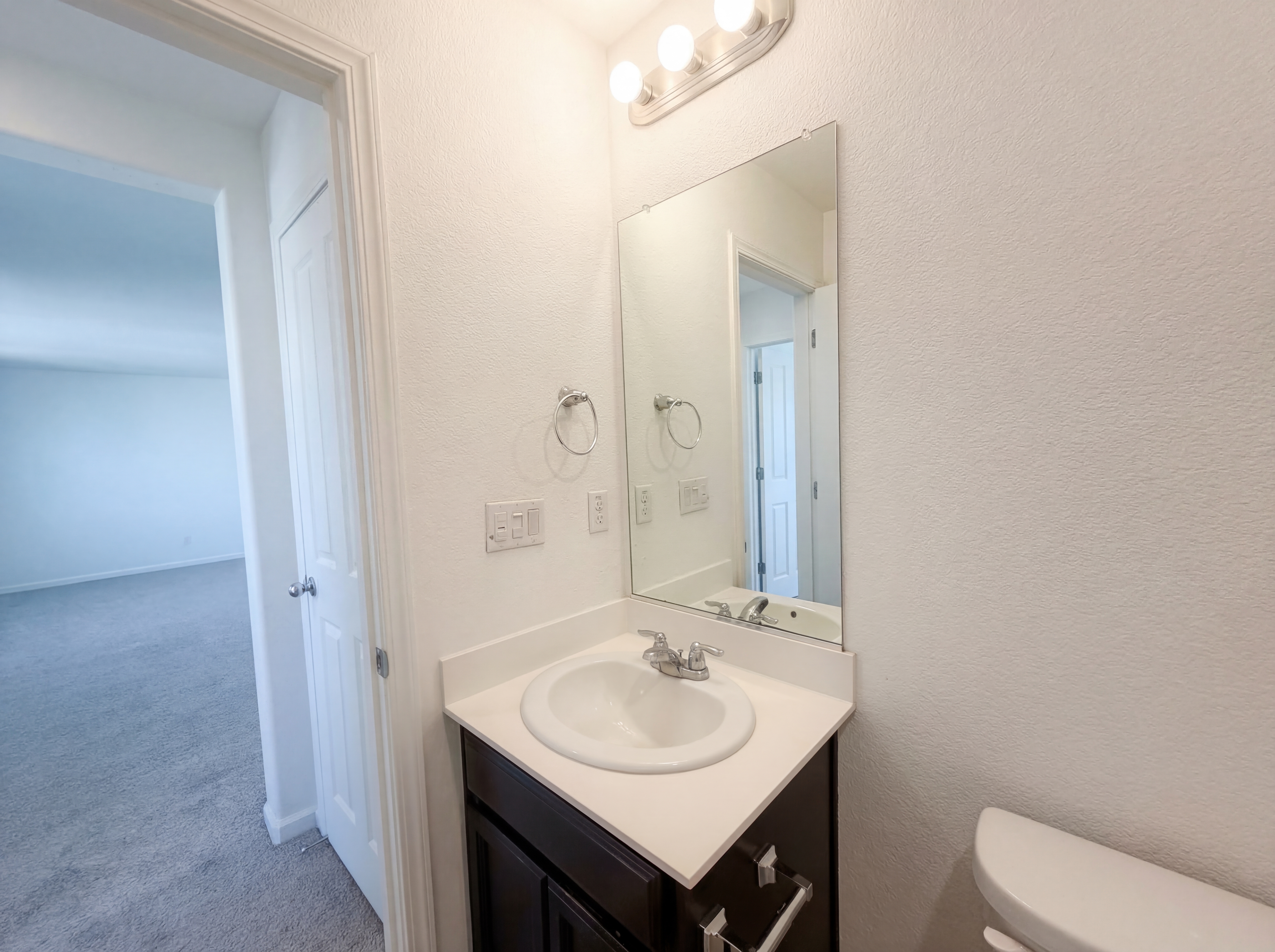 Photo 33 of 46 of 1176 Willow Hill Ave, Sacramento, CA