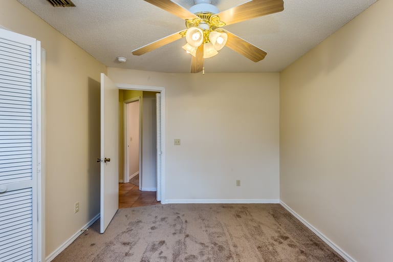 Photo 11 of 21 - 5530 Queenswood Dr, Orlando, FL 32810