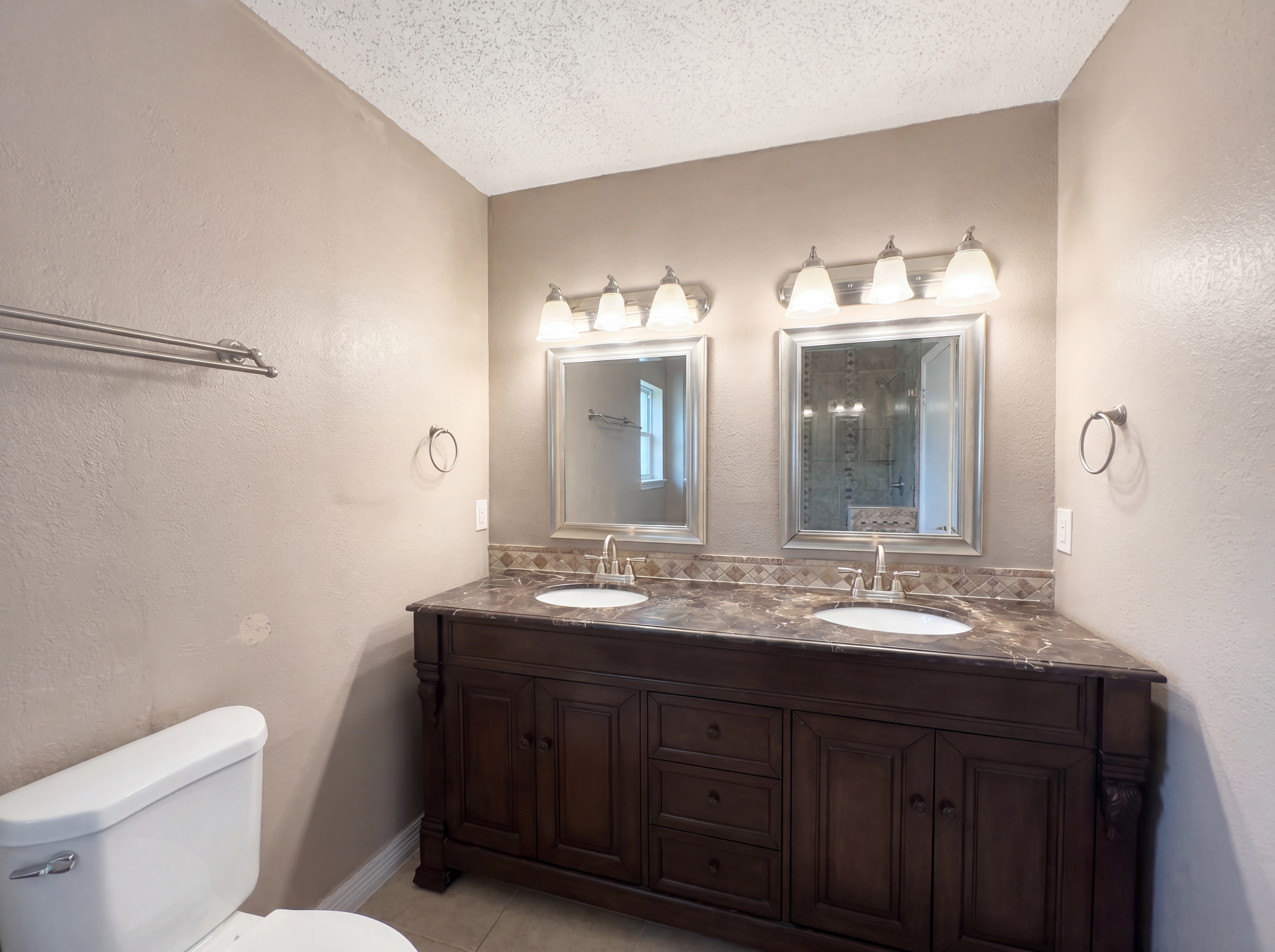 Photo 10 of 16 of 3255 Whitehall Dr, Dallas, TX