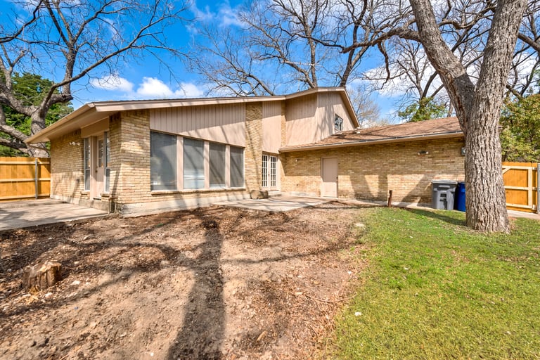 Photo 30 of 32 - 4606 Ashbrook Rd, Dallas, TX 75227