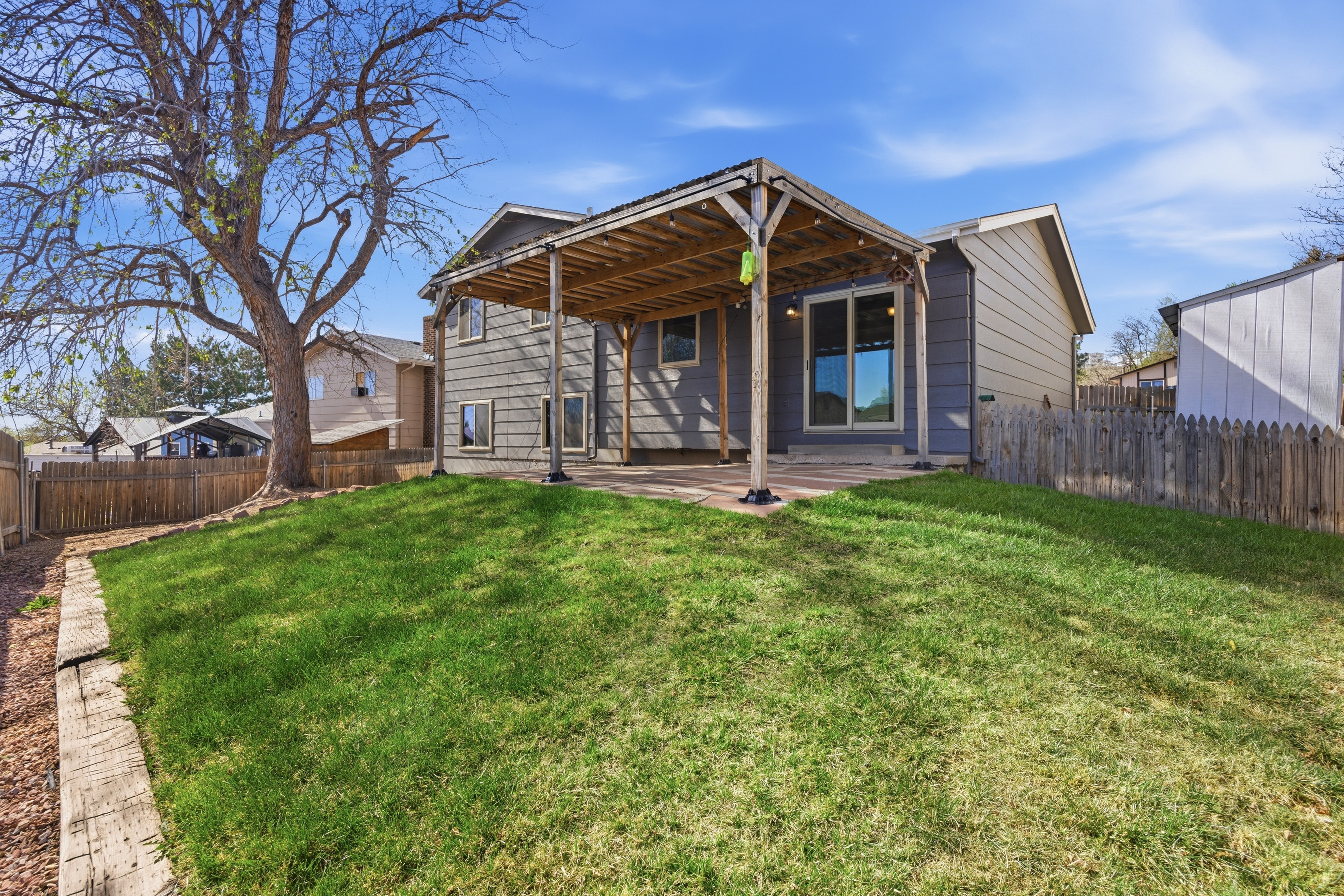 Photo 5 of 51 of 912 Amsterdam Dr, Colorado Springs, CO
