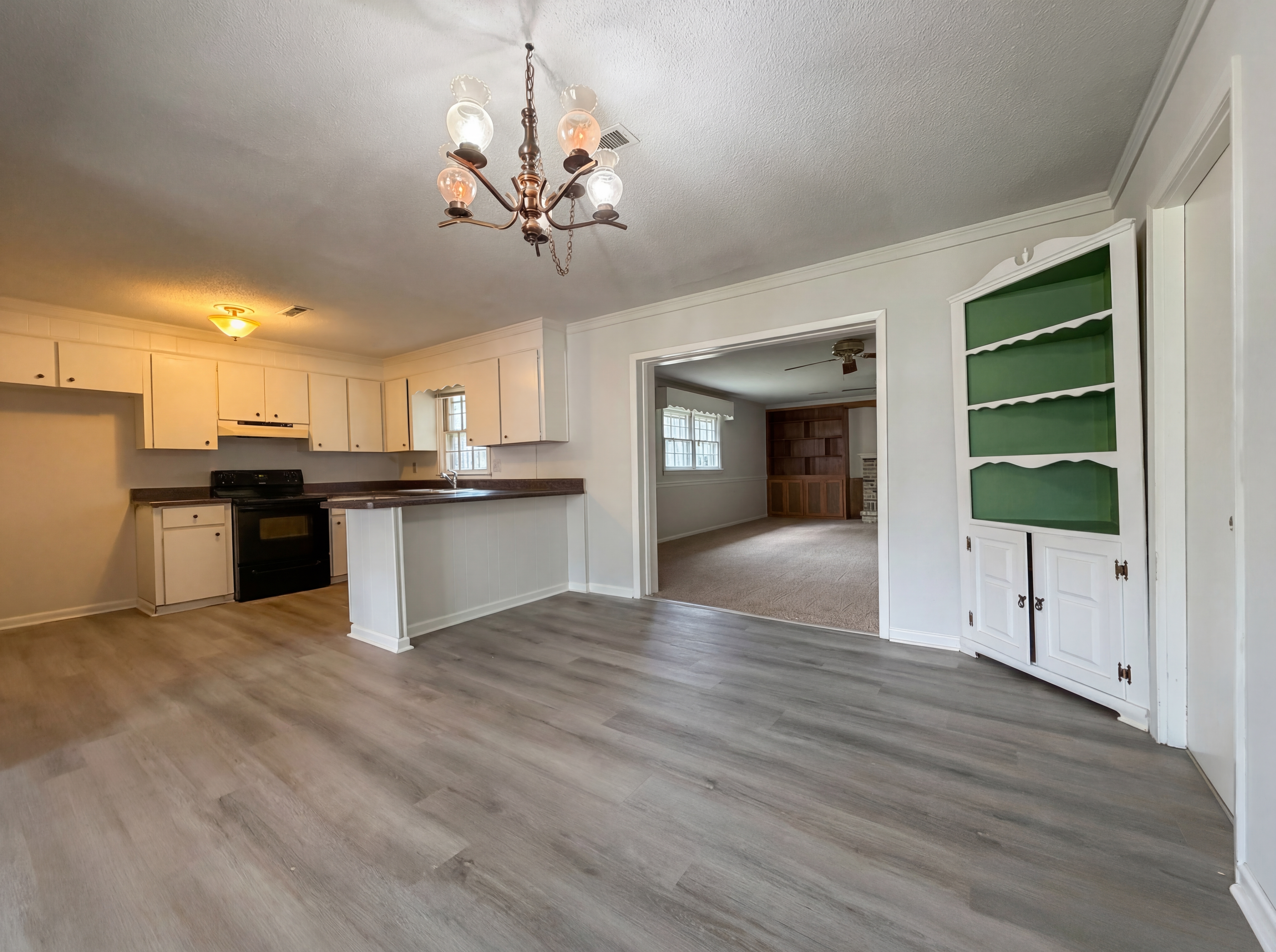 Photo 12 of 28 of 214 Cornell Dr, Warner Robins, GA