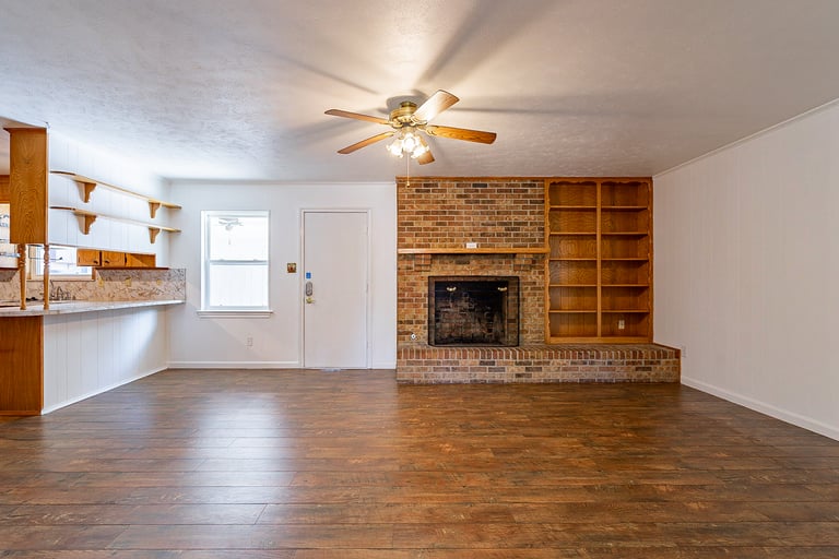 Photo 11 of 31 - 1903 Leslie St, Denton, TX 76205